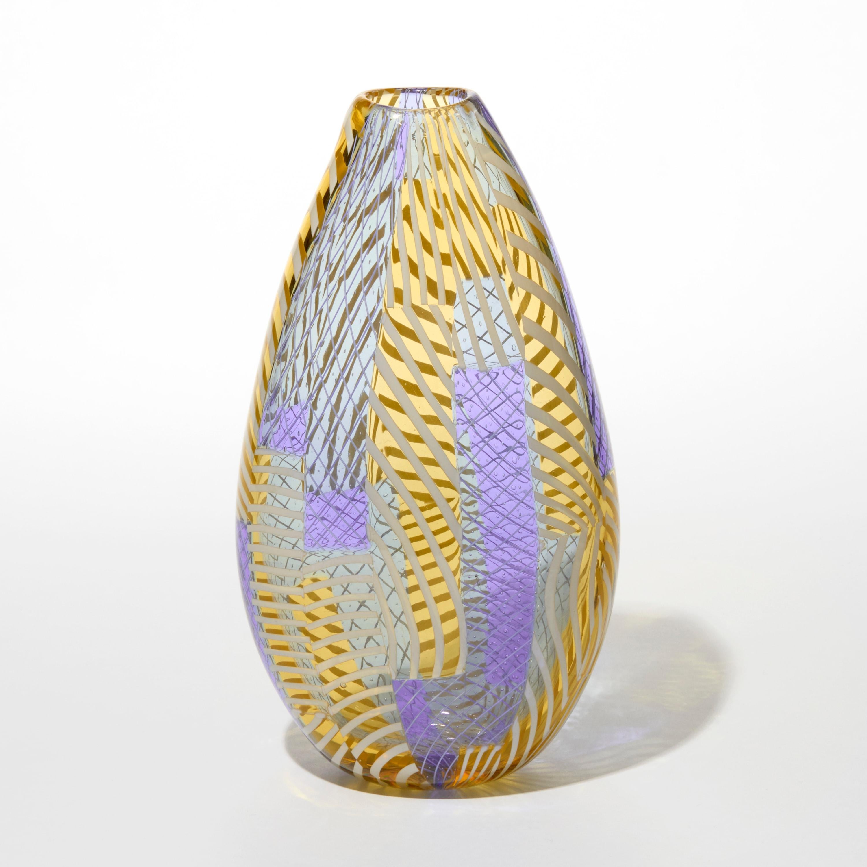 Organico moderno Tintura n. 5, vaso in vetro soffiato a mano giallo e lavanda di Scott Benefield in vendita