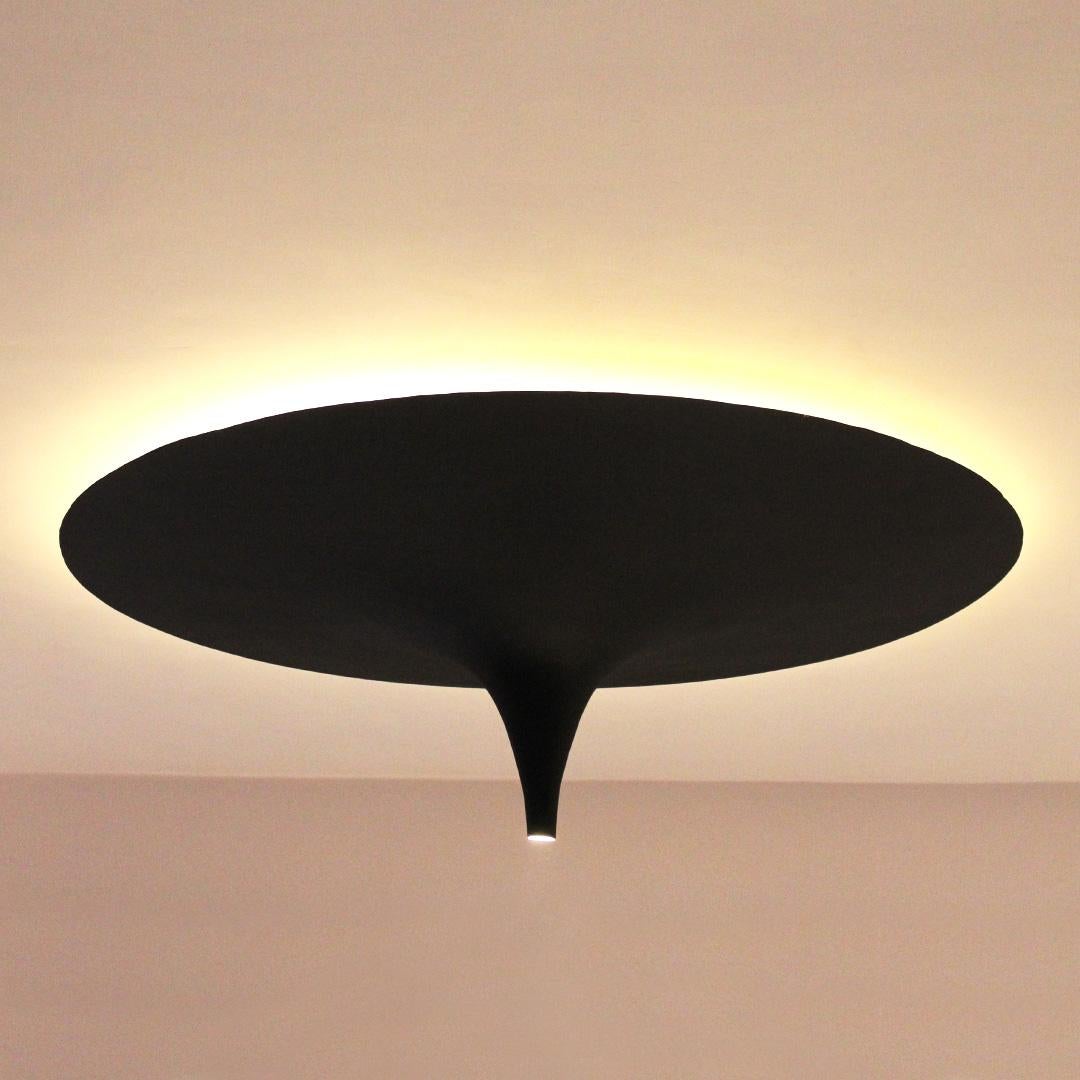 Lampadario da soffitto Ting Tong in ottone nero opaco di Jean Pascal Levy-Trumet
Edizione limitata.
Dimensioni: Ø 110 x H. 30 cm.
Materiali: Ottone nero opaco.

Disponibile in tre diverse dimensioni e sei diverse finiture e materiali. Contattateci.