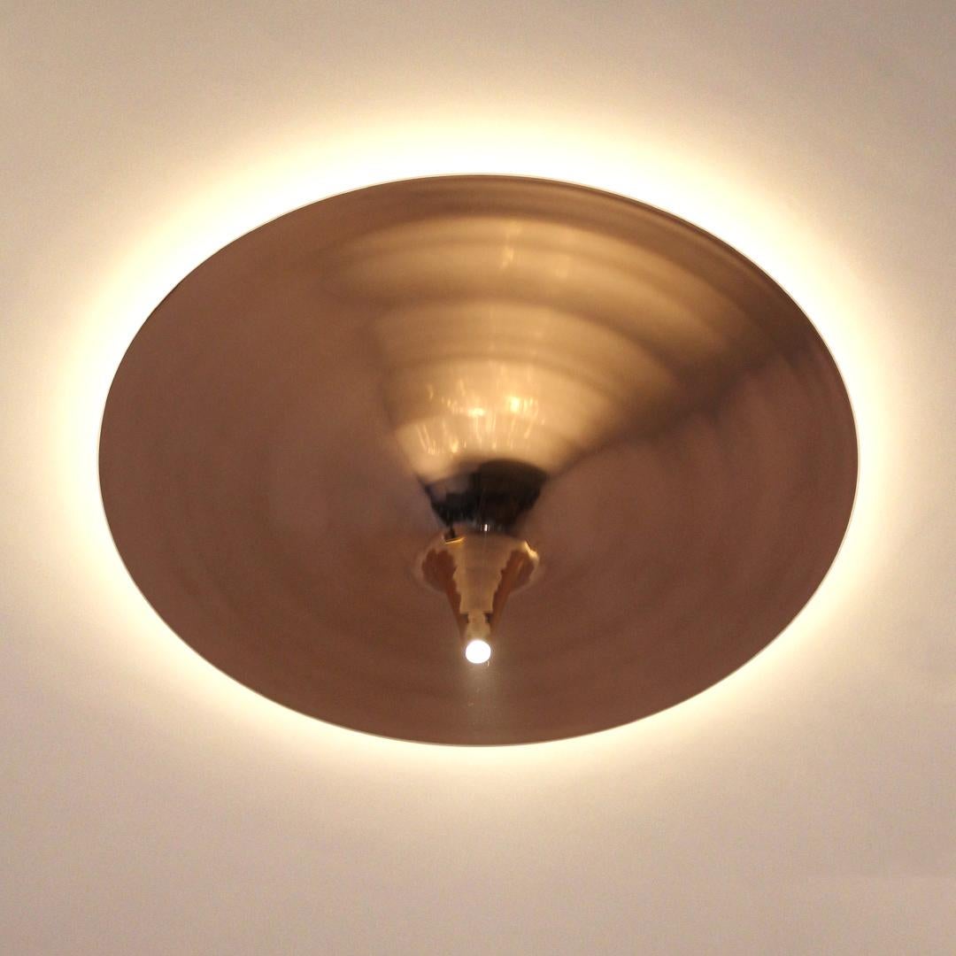 Lampadario da soffitto in rame lucido medio Ting Tong di Jean Pascal Levy-Trumet
Edizione limitata.
Dimensioni: Ø 90 x H. 25 cm.
Materiali: Rame.

Disponibile in tre diverse dimensioni e sei diverse finiture e materiali. Contattateci. 

Tutte le