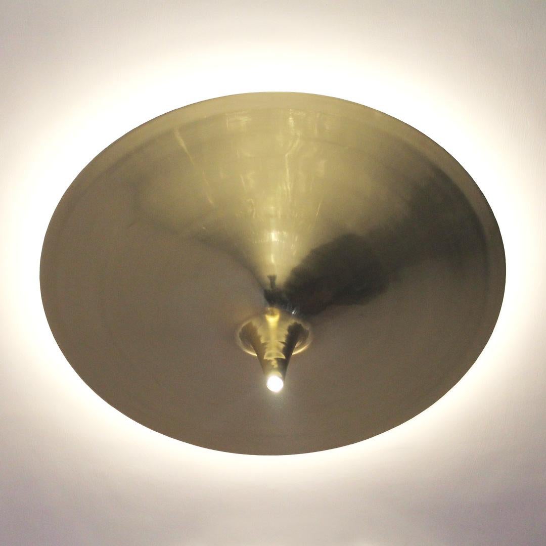 Lampadario da soffitto in ottone opaco Ting Tong Small di Jean Pascal Levy-Trumet
Edizione limitata.
Dimensioni: Ø 70 x H. 20 cm.
Materiali: Ottone.

Disponibile in tre diverse dimensioni e sei diverse finiture e materiali. Contattateci. 

Tutte le