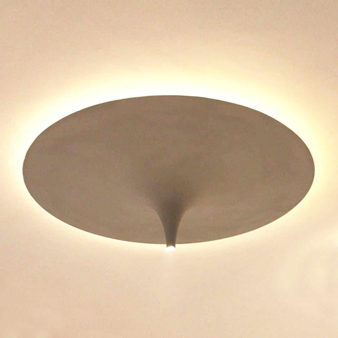 Lampadario da soffitto Ting Tong Small Matte White di Jean Pascal Levy-Trumet
Edizione limitata.
Dimensioni: Ø 70 x H. 20 cm.
Materiali: Ottone.

Disponibile in tre diverse dimensioni e sei diverse finiture e materiali. Contattateci. 

Tutte le