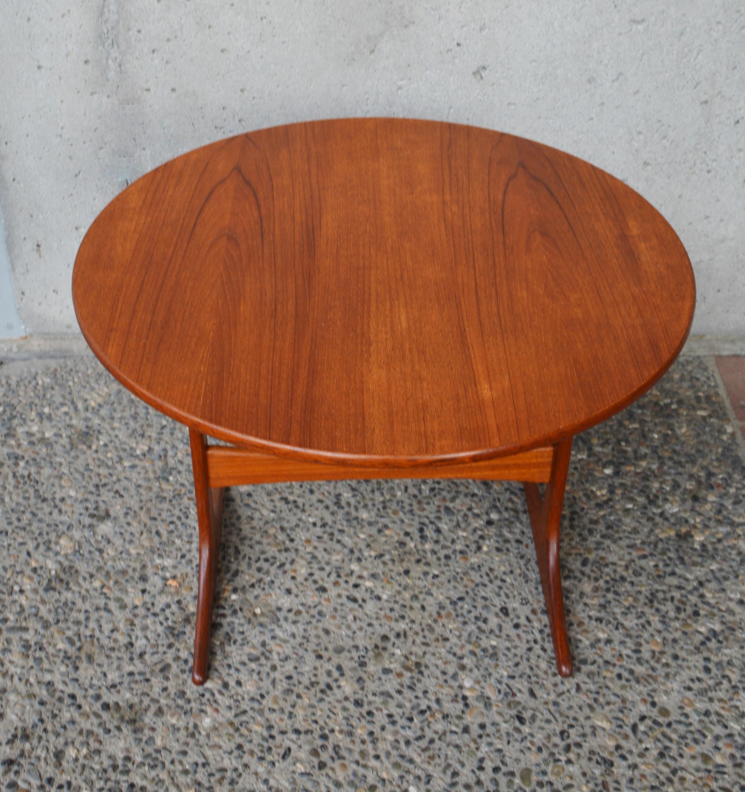 This clever Swedish Modern teak side or coffee table is not only gorgeously made of all wood and beautifully crafted - it is also super practical. Designed by Sven Engstrom & Gunnar Myrstrand for Tingstroms, in the Kavaljer line, it features a thin