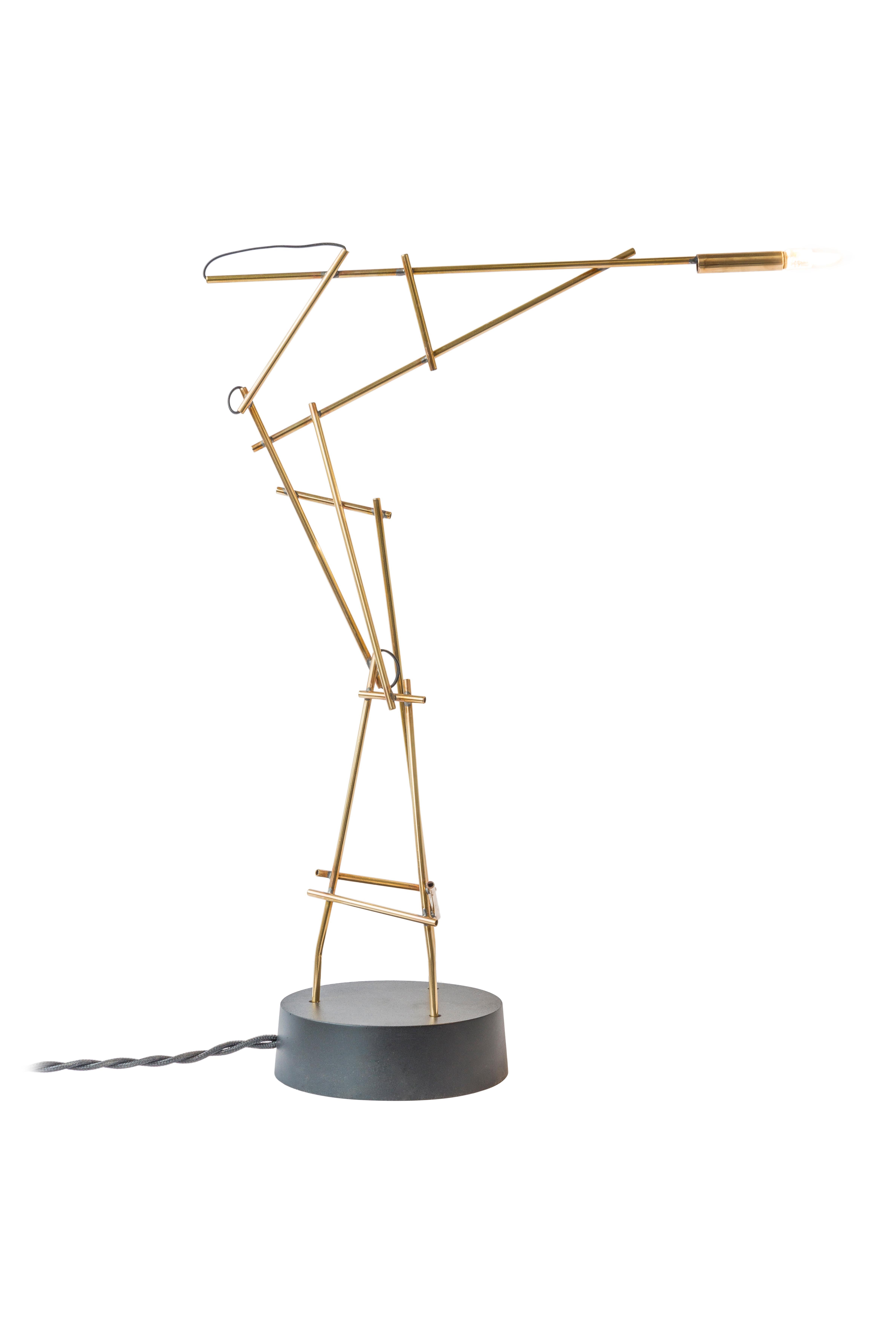 Les lampes Tinkering sont une collection de lampes de table minimales et stylisées dans lesquelles Joost a expérimenté des façons inhabituelles de capturer, refléter et montrer la lumière. Dans l'atelier de Joost, le bruit des outils, des tournevis