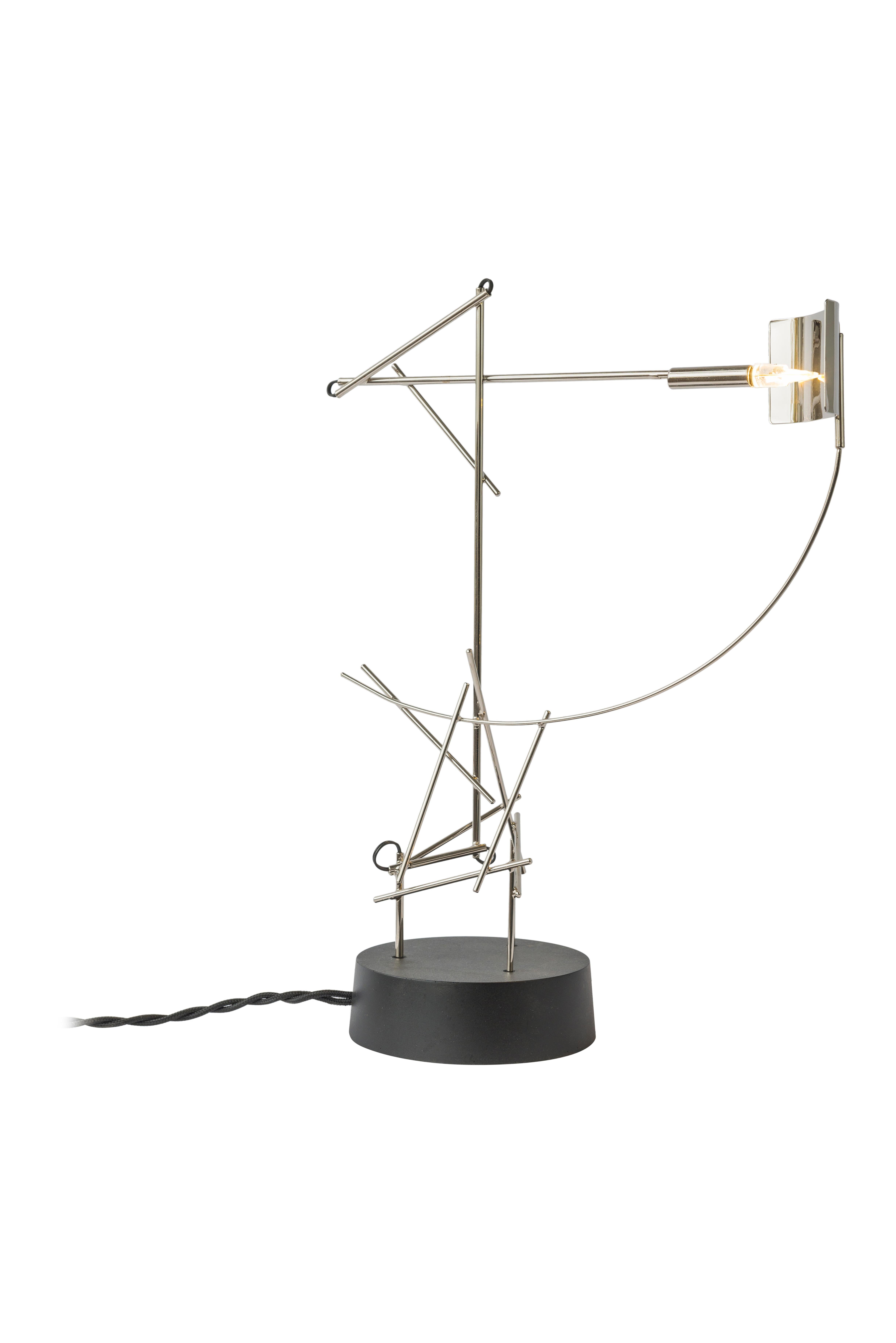 Tinkering Lamps ist eine Kollektion von minimalistischen und stilisierten Tischlampen, bei denen Joost mit ungewöhnlichen Möglichkeiten, Licht einzufangen, zu reflektieren und zu zeigen, experimentiert hat. In Joosts Werkstatt erfüllt das Geräusch