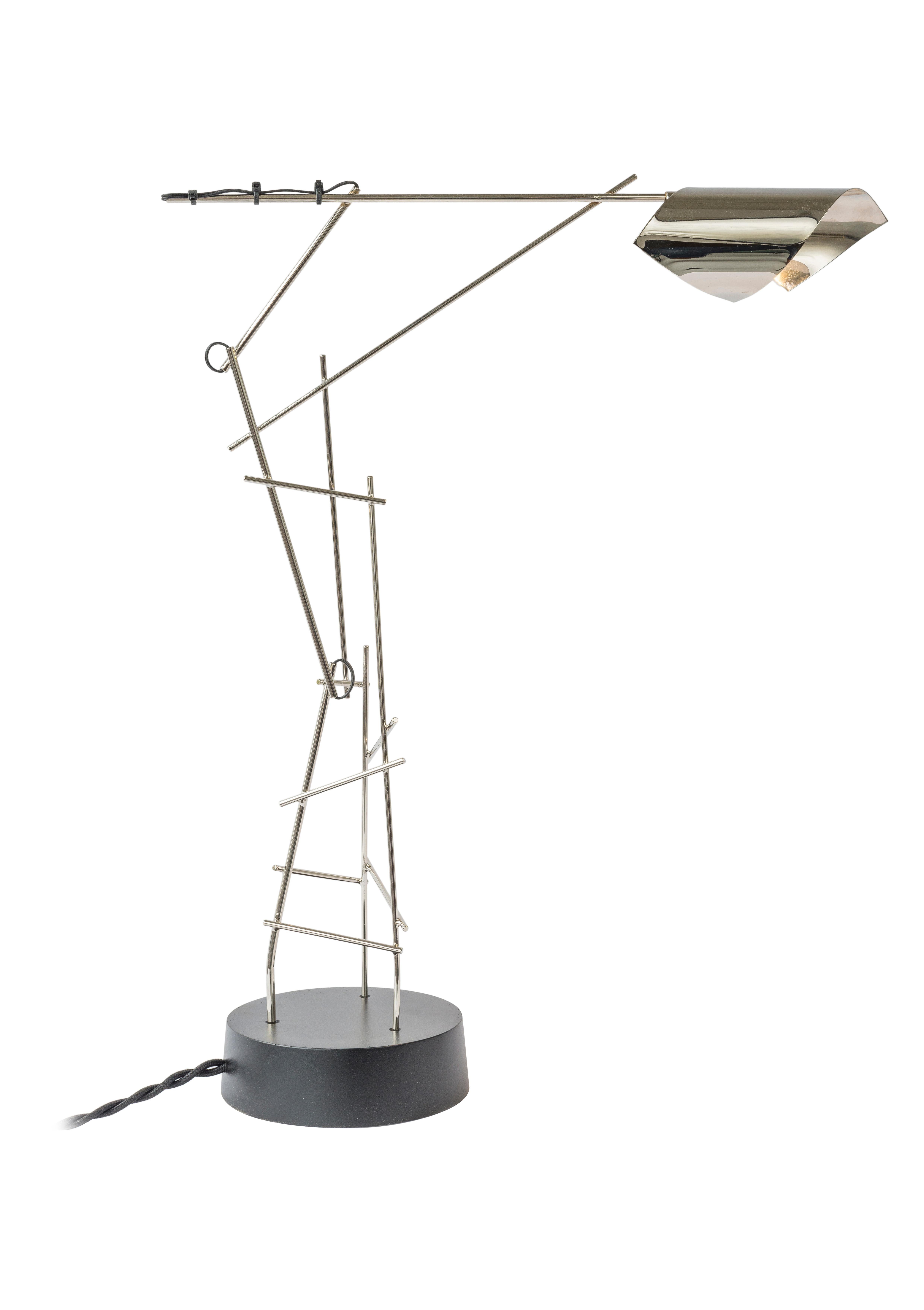 Tinkering Lamps ist eine Kollektion von minimalistischen und stilisierten Tischlampen, bei denen Joost mit ungewöhnlichen Möglichkeiten experimentiert hat, Licht einzufangen, zu reflektieren und zu zeigen. In Joosts Werkstatt erfüllt das Geräusch