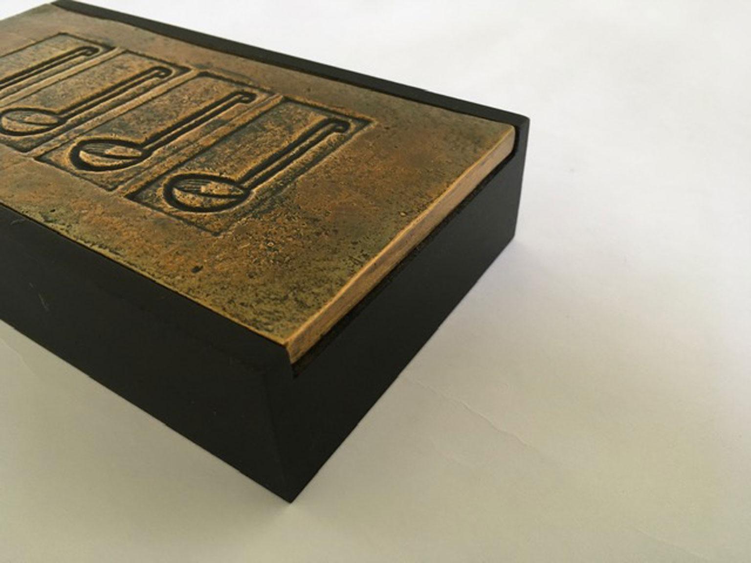 This is a multiple bronze with wood base create by the Italian artist Tino Stefanoni in 1980 circa.
This artwork is following Pop Art and its philosophy that elevates everyday objetcs to art. In this piece the artist doesn't uses the real objects