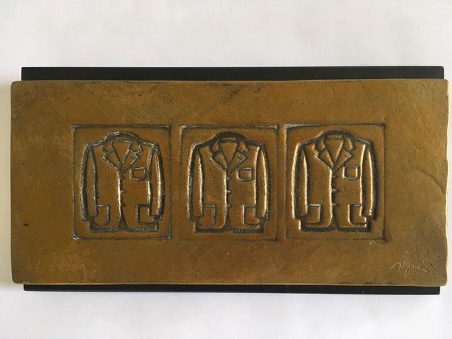 Se trata de un bronce múltiple con base de madera creado por el artista italiano Tino Stefanoni en 1980 aproximadamente.
Esta obra de arte sigue el Pop Art y su filosofía que eleva los objetos cotidianos a arte. En esta obra el artista no utiliza