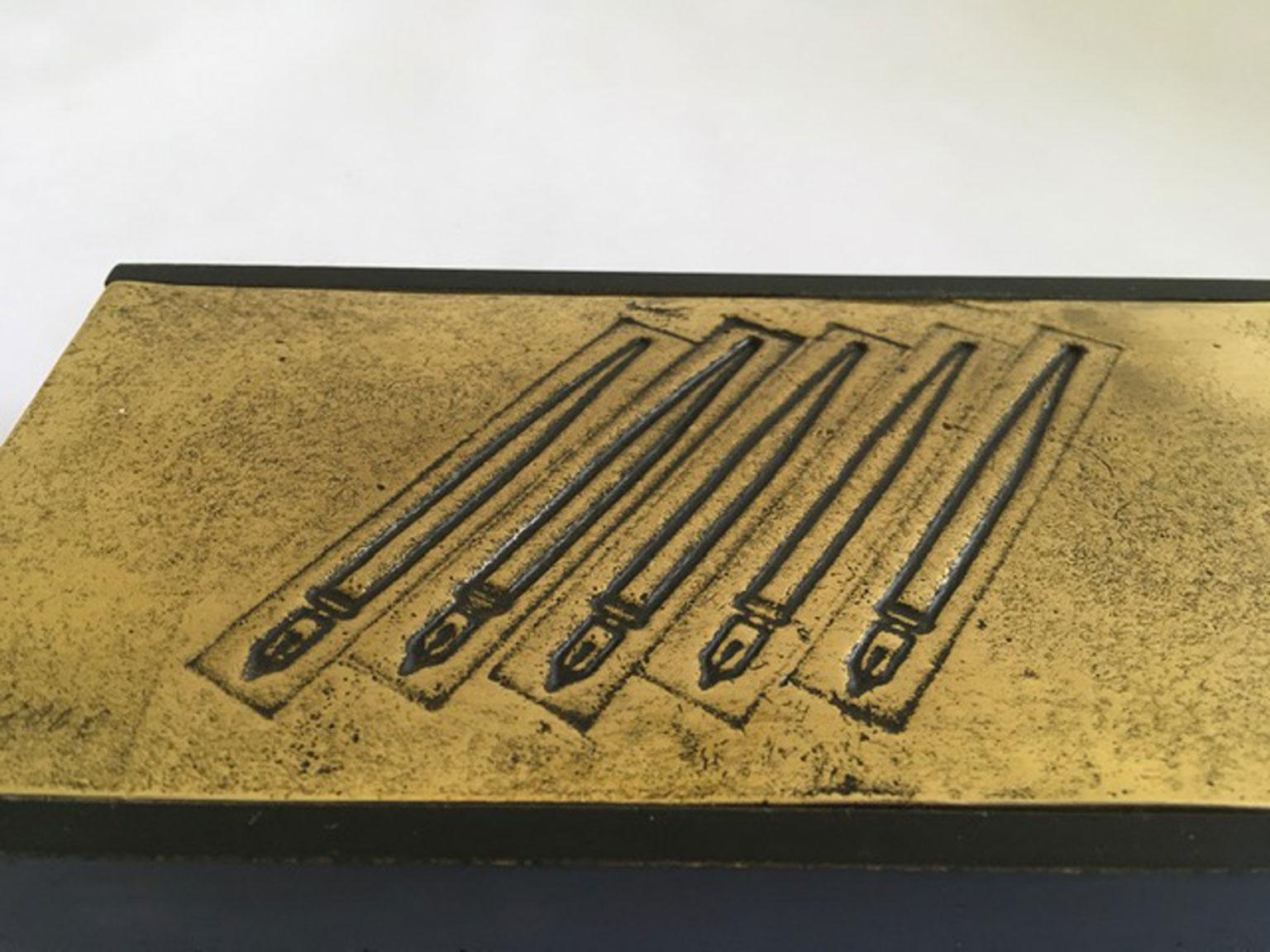 Se trata de un bronce múltiple con base de madera creado por el artista italiano Tino Stefanoni en 1980 aproximadamente.
Esta obra de arte sigue el Pop Art y su filosofía que eleva los objetos cotidianos a arte. En esta obra el artista no utiliza