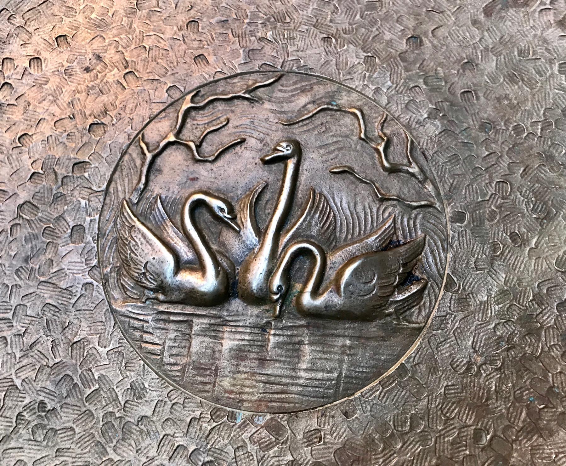 Bol ou plat en bronze Art Déco lourd, texturé et décoré à la main, avec un motif central de cygnes en relief. Conçu et fabriqué par Tinos à Copenhague, au Danemark, dans les années 1930. À la même époque, Just Andersen a pris le monde d'assaut avec