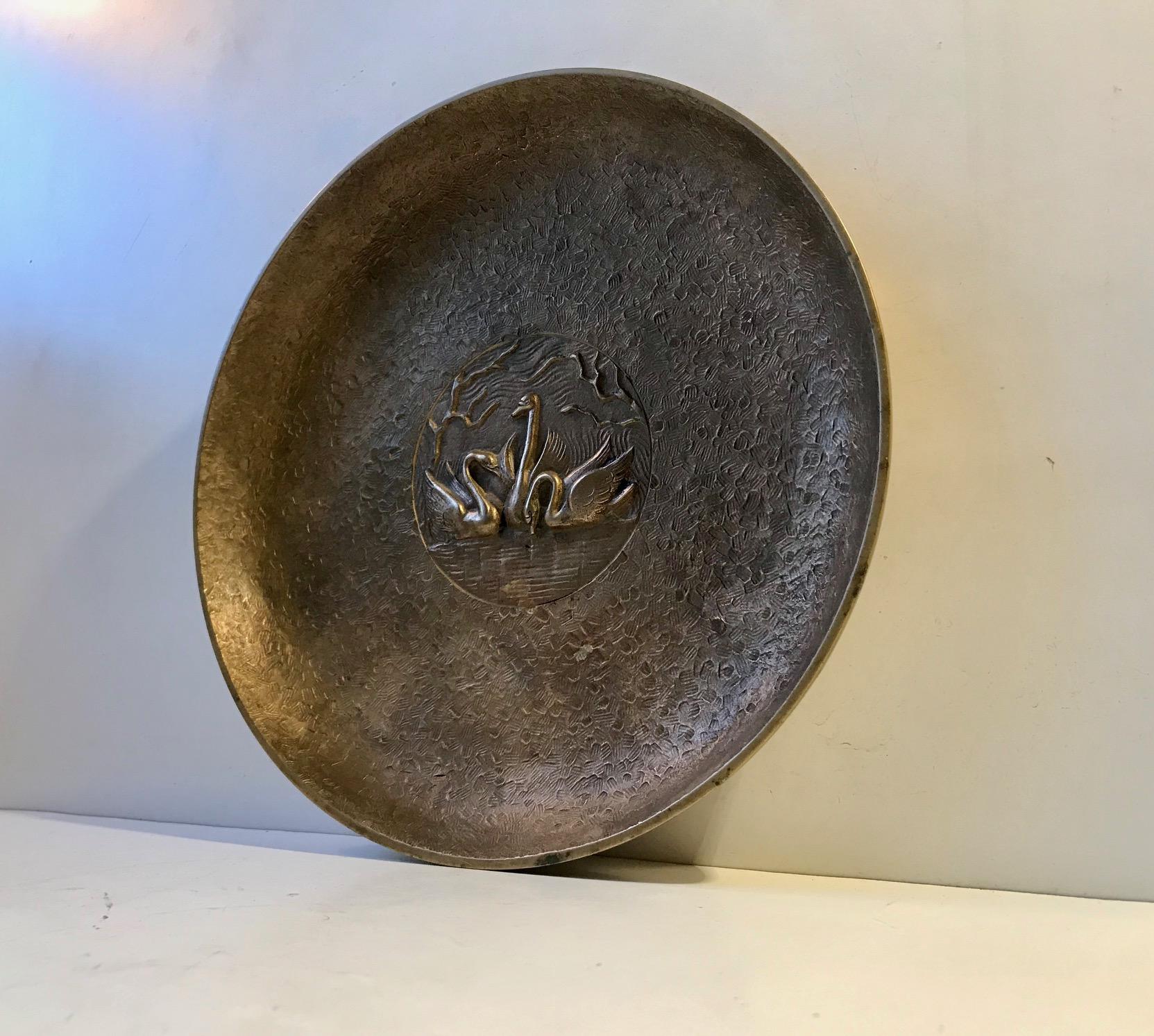 Art déco Plat en bronze Art Déco de Tinos avec cygnes, années 1930 en vente