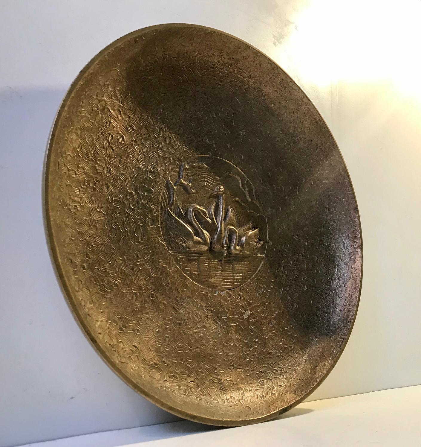 Bronze Plat en bronze Art Déco de Tinos avec cygnes, années 1930 en vente