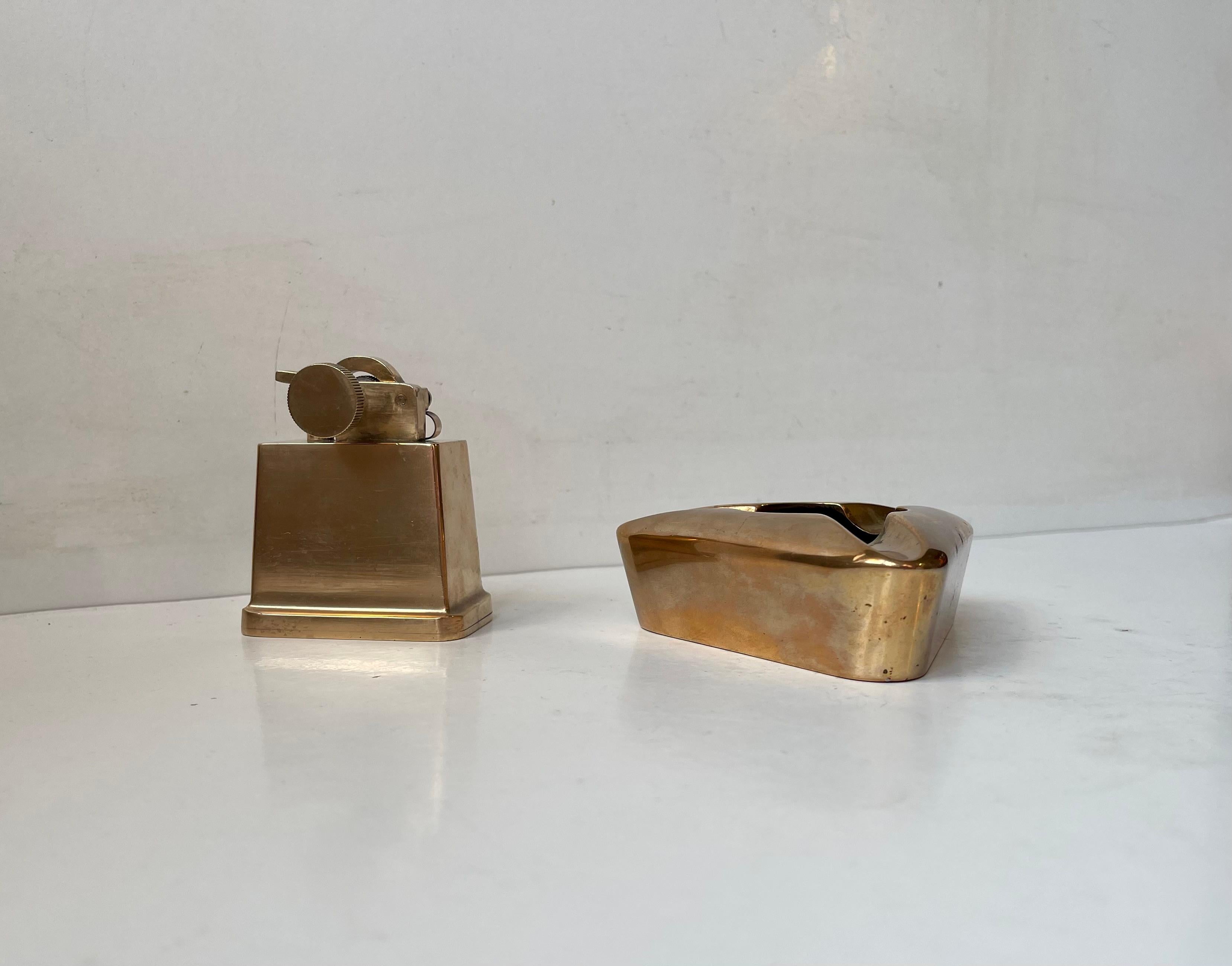 Dieses mechanische Paraffin-Tischfeuerzeug von Tinos Copenhagen ist buchstäblich für die Ewigkeit gebaut und lässt nichts unversucht. Sehr schwerer, massiver Bronzekorpus, Hebearm und Rolle aus Bronze. Sie wurde in den 1930er Jahren hergestellt und