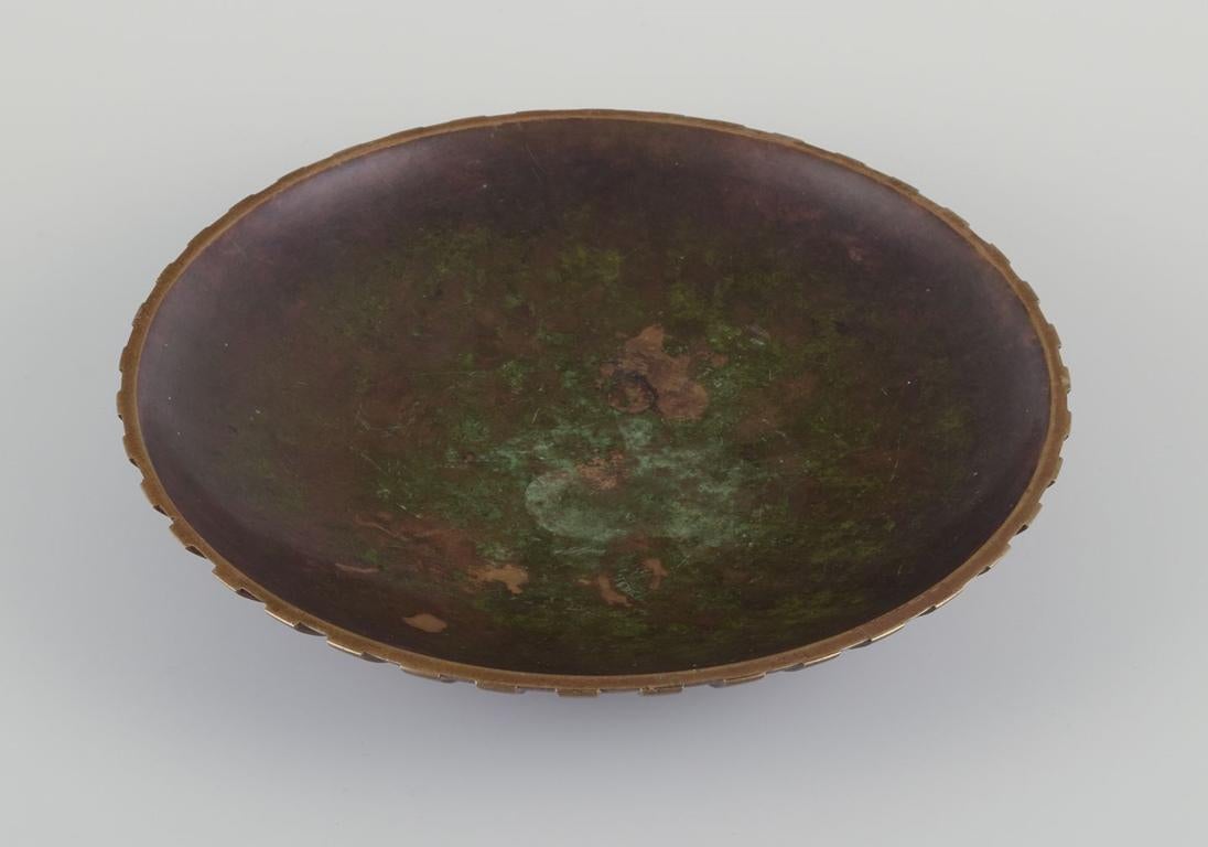 Gebrauchte Waren sind für US-Kunden von den Einfuhrzöllen befreit. 
Daher fallen für Ihren Kauf keine Einfuhrzölle an.

Tinos, Dänemark
Große Schale aus massiver Bronze. Art-Déco-Stil. 
Schwere Schale in hoher Qualität.
Gerilltes Design. 
Schöne
