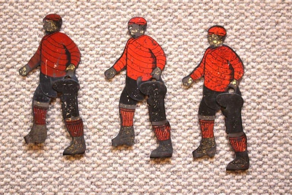 Ein reizvolles und sehr dekoratives Set von sechs farbigen Sportfiguren aus Weißblech. Da sie eine Kicking-Action haben, denken wir, dass sie möglicherweise englische oder amerikanische Footballspieler sind. Wenn jemand etwas weiß, würden wir uns