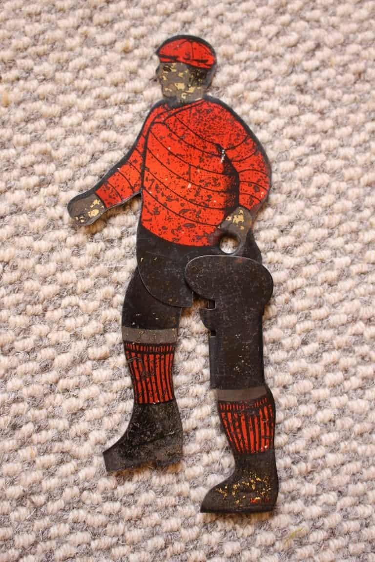 Sportfiguren aus Zinnblech für Fußball oder Eishockey (Art déco) im Angebot