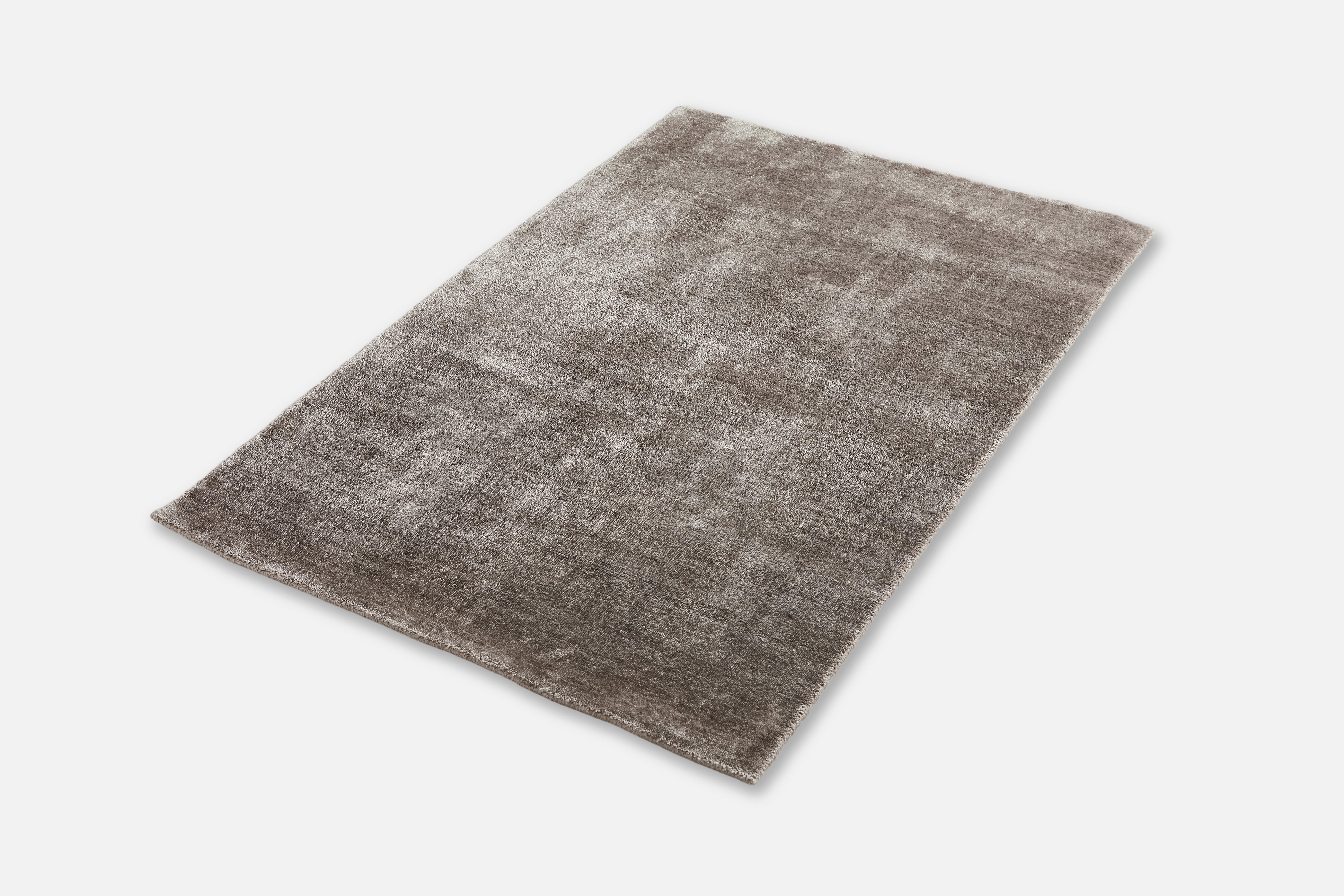 Tint rug by Shazeen
Materials: 80% bamboo silk, 20% cotton.
Dimensions: W 170 x L 200 cm
Available in 3 sizes: W90 x L140, W170 x L240, W200 x L300 cm.

Growing up as a child experiencing the inside of the carpet world, Shazeen Ansari has