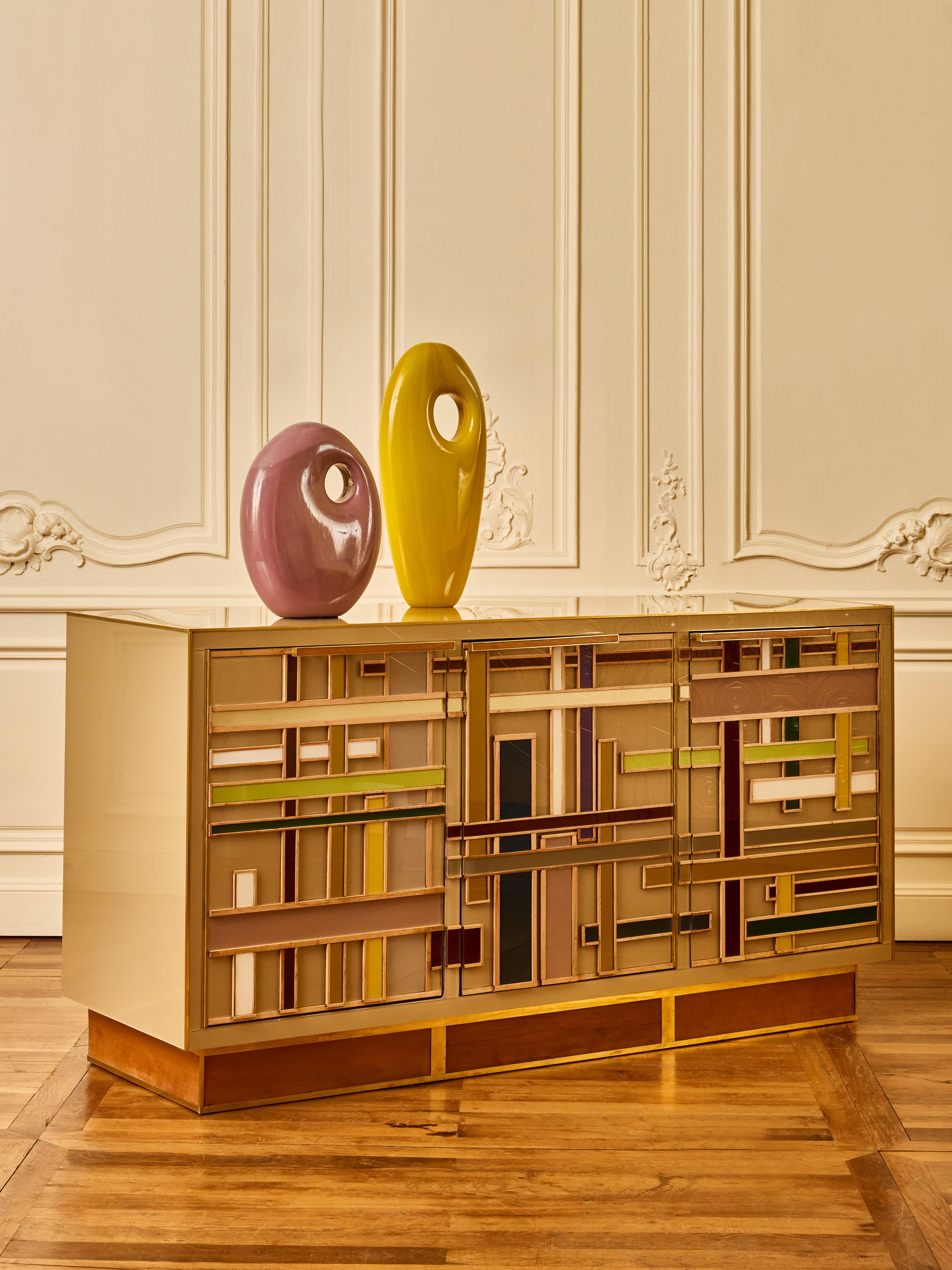Credenza a 3 ante in Wood, specchi colorati e ottone di Studio A.
Italia, 2025