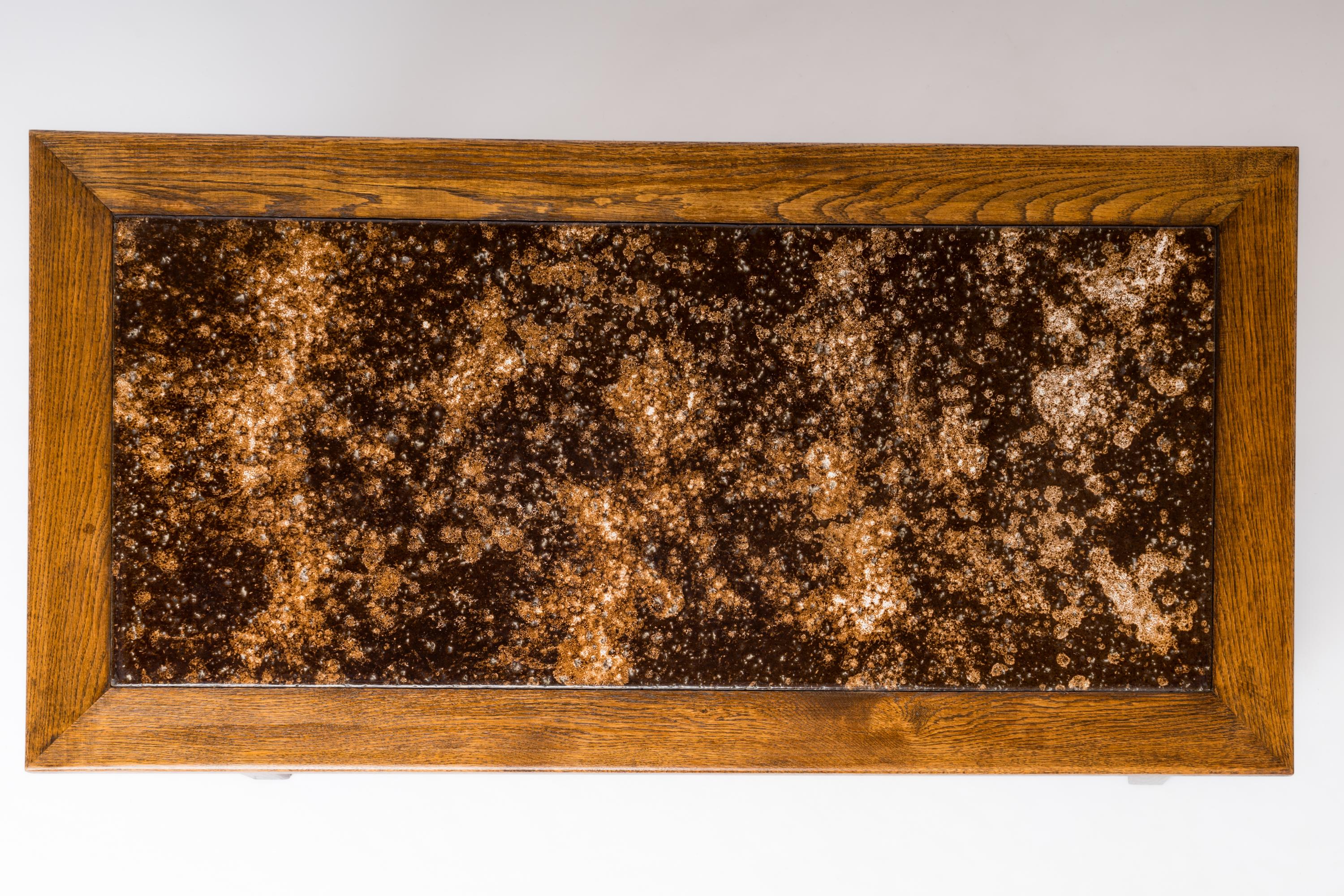 Français Table basse en chêne teinté et pierre de lave émaillée - France, années 1970 en vente