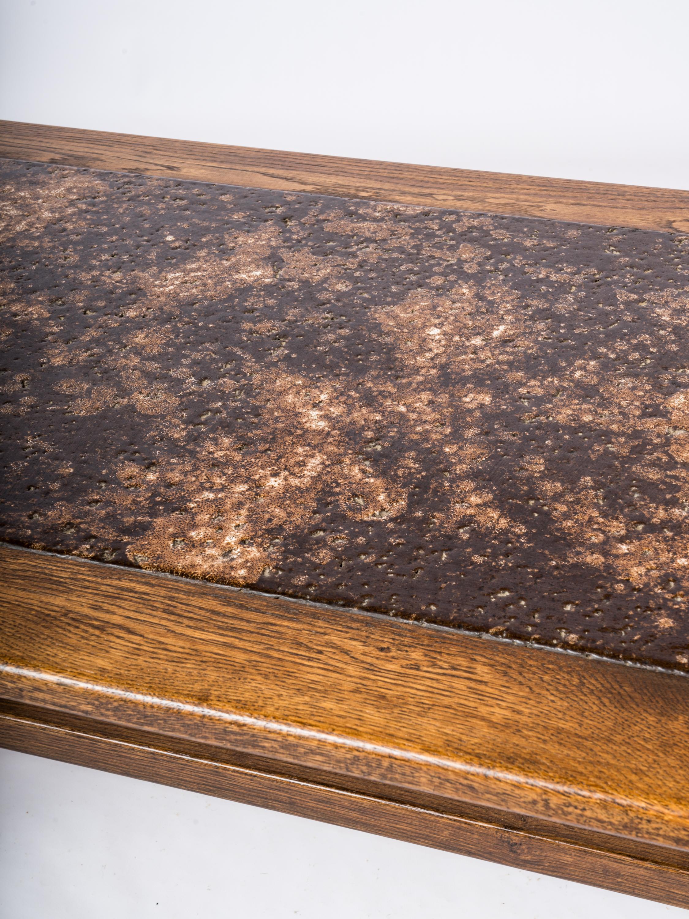 Table basse en chêne teinté et pierre de lave émaillée - France, années 1970 Bon état - En vente à New York, NY