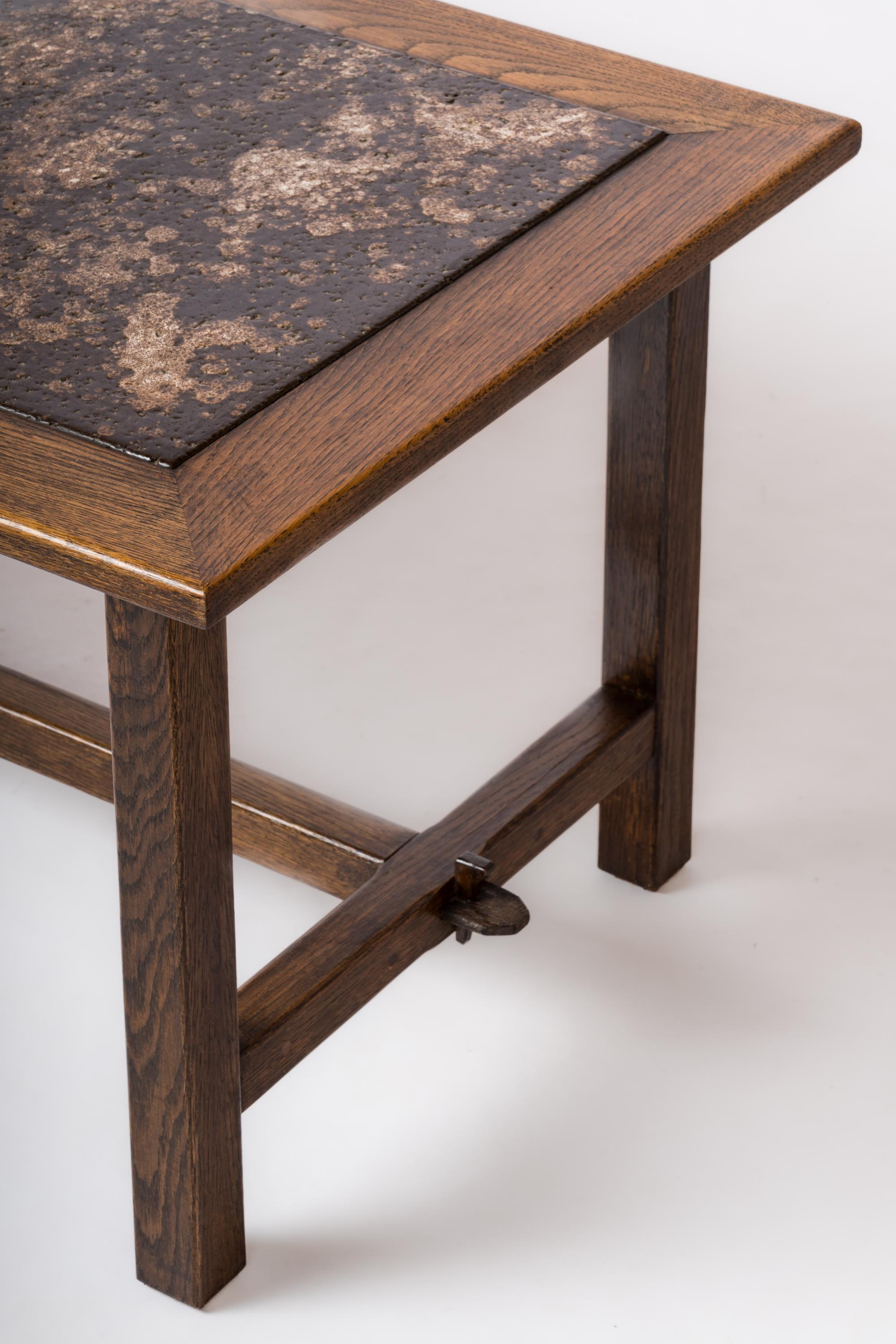Fin du 20e siècle Table basse en chêne teinté et pierre de lave émaillée - France, années 1970 en vente