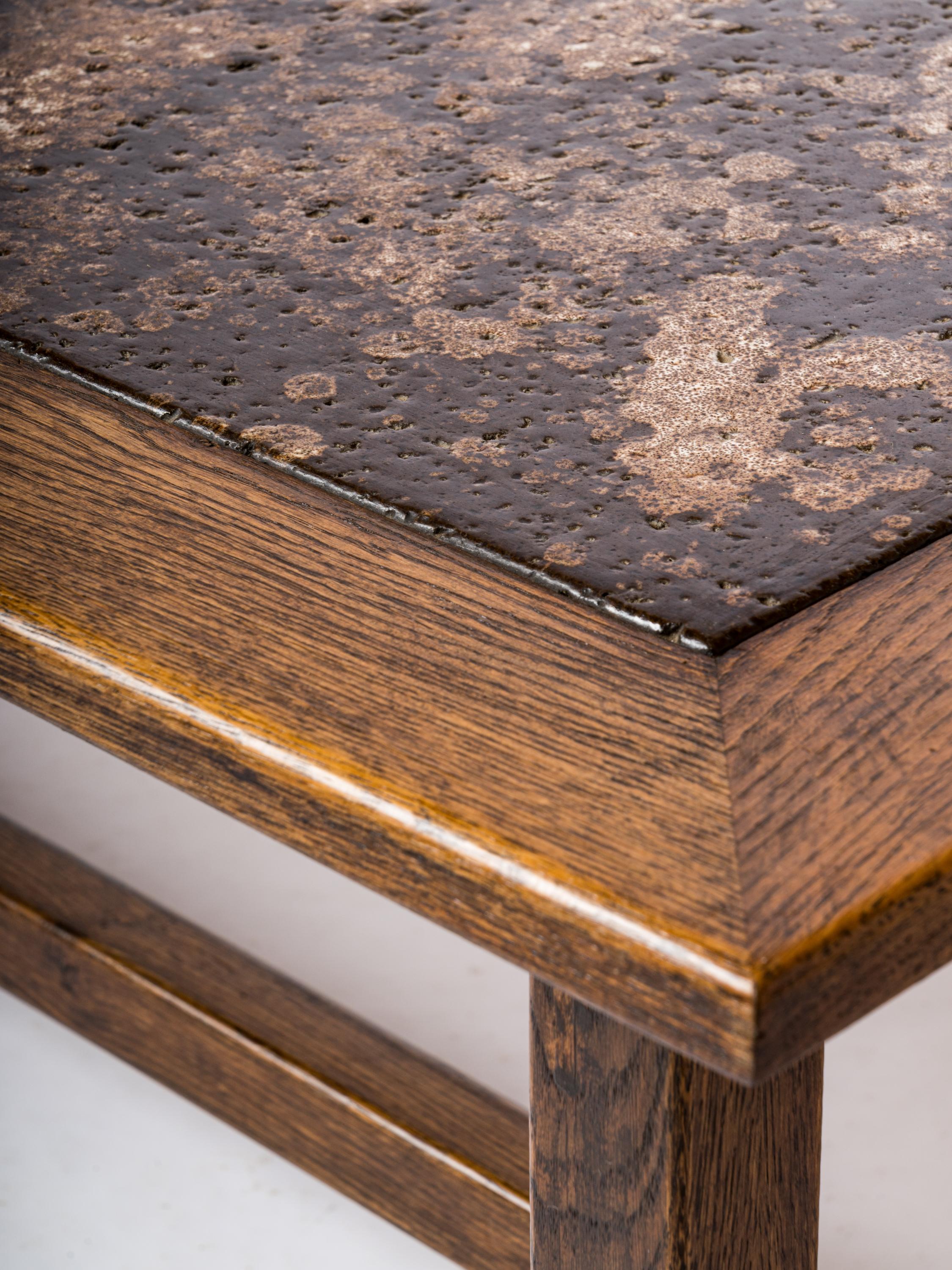 Table basse en chêne teinté et pierre de lave émaillée - France, années 1970 en vente 1