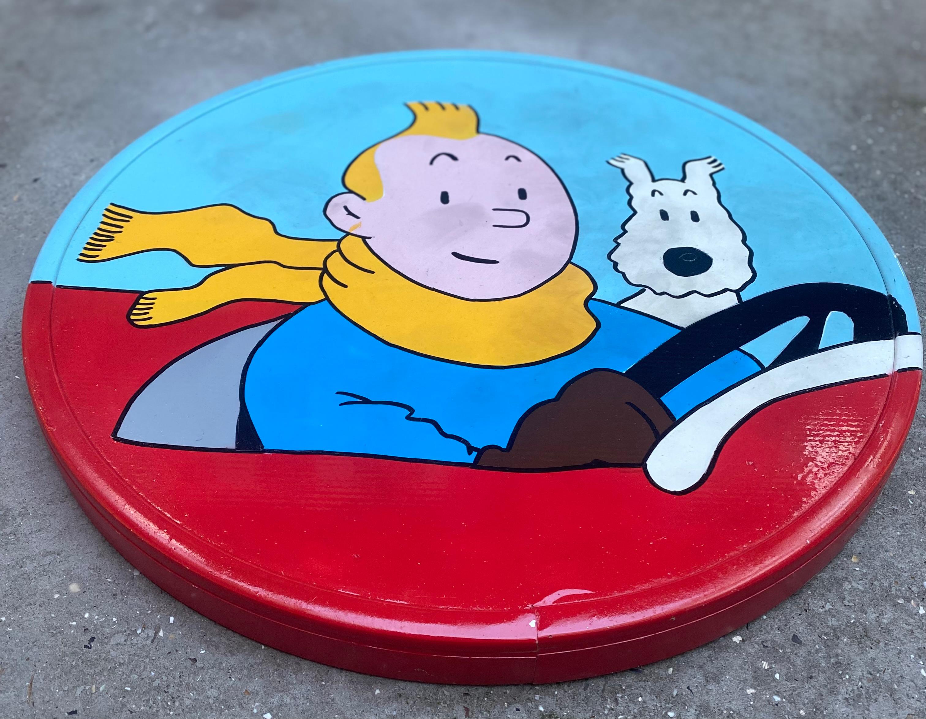 Tintin and snowy in Amilcar - Vinc 

Technique: acrylic, posca and automotive varnish 
Aluminium signpost 
Possibility to put it outside 
Dimensions: Ø47xP3cm
2022
Price : 390€ for this sign.