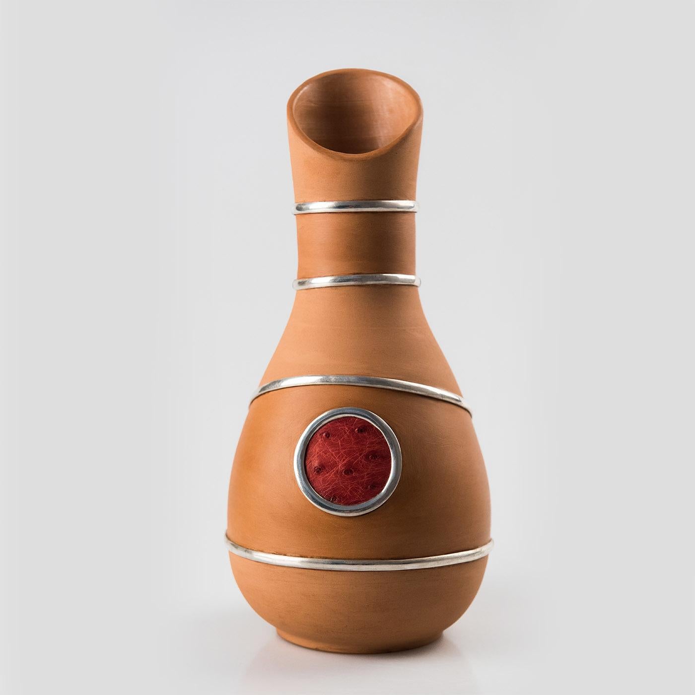 Diese Vase, bei der edle Materialien in einer außergewöhnlichen Silhouette von ikonischem und kostbarem Wert verschmelzen, ist eine einzigartige Ergänzung für ein zeitgenössisches Interieur. Er ist handgefertigt aus grobem Steingut und mit