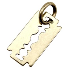 Piccolo charm a forma di lama di rasoio in oro 14K
