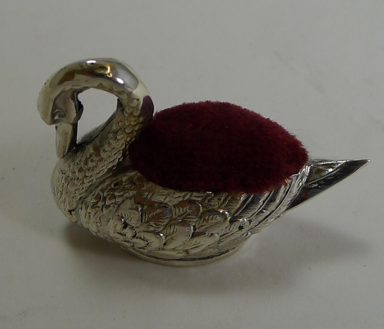Pour les collectionneurs de toutes les formes et de toutes les tailles de ces coussins à épingles figuratifs très prisés, voici le cygne de petite taille qui ne mesure que 1 1/2