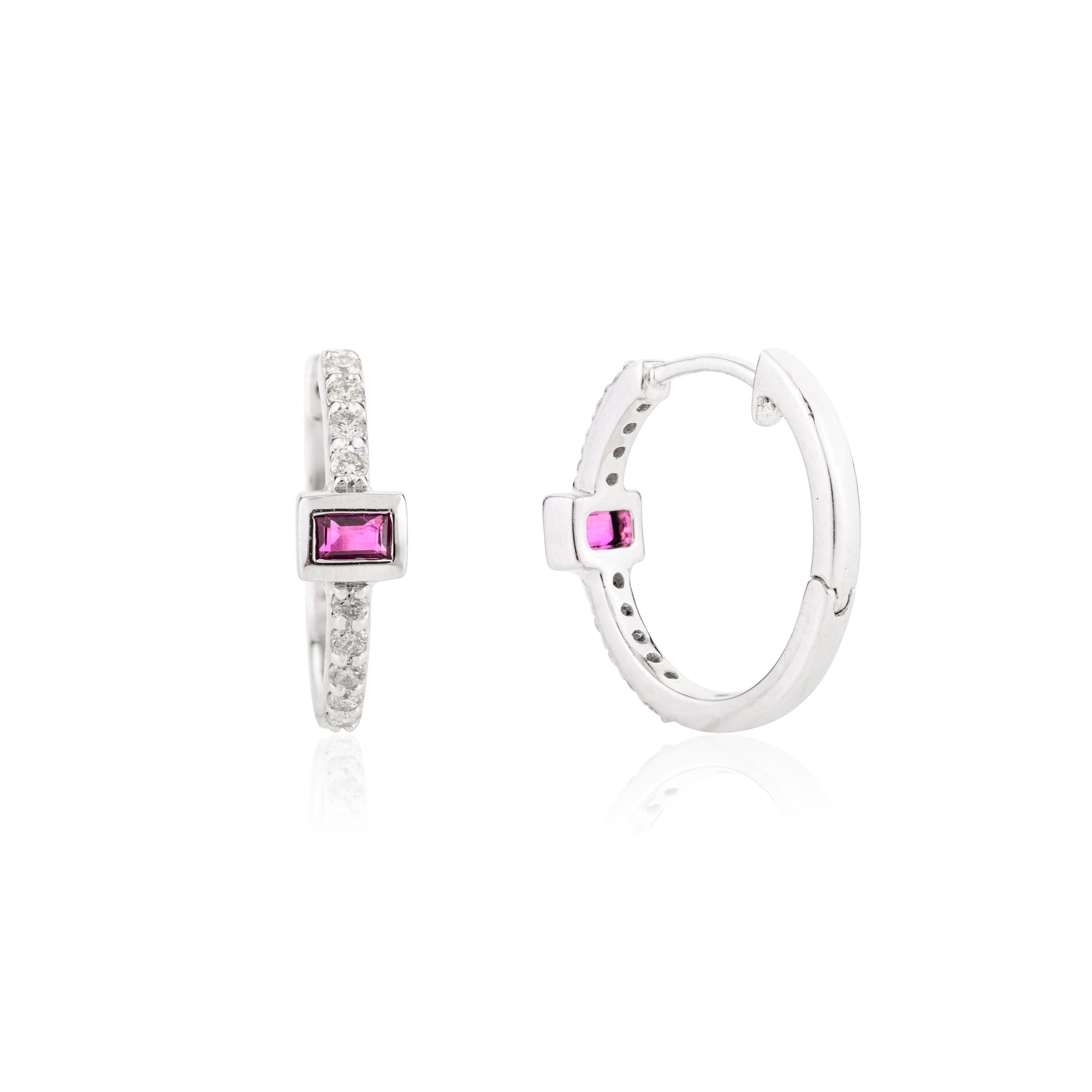 Orecchini a cerchio con rubino e diamanti Tiny Baguette per lei in oro bianco massiccio 14k In condizioni Nuovo in vendita a New York, NY