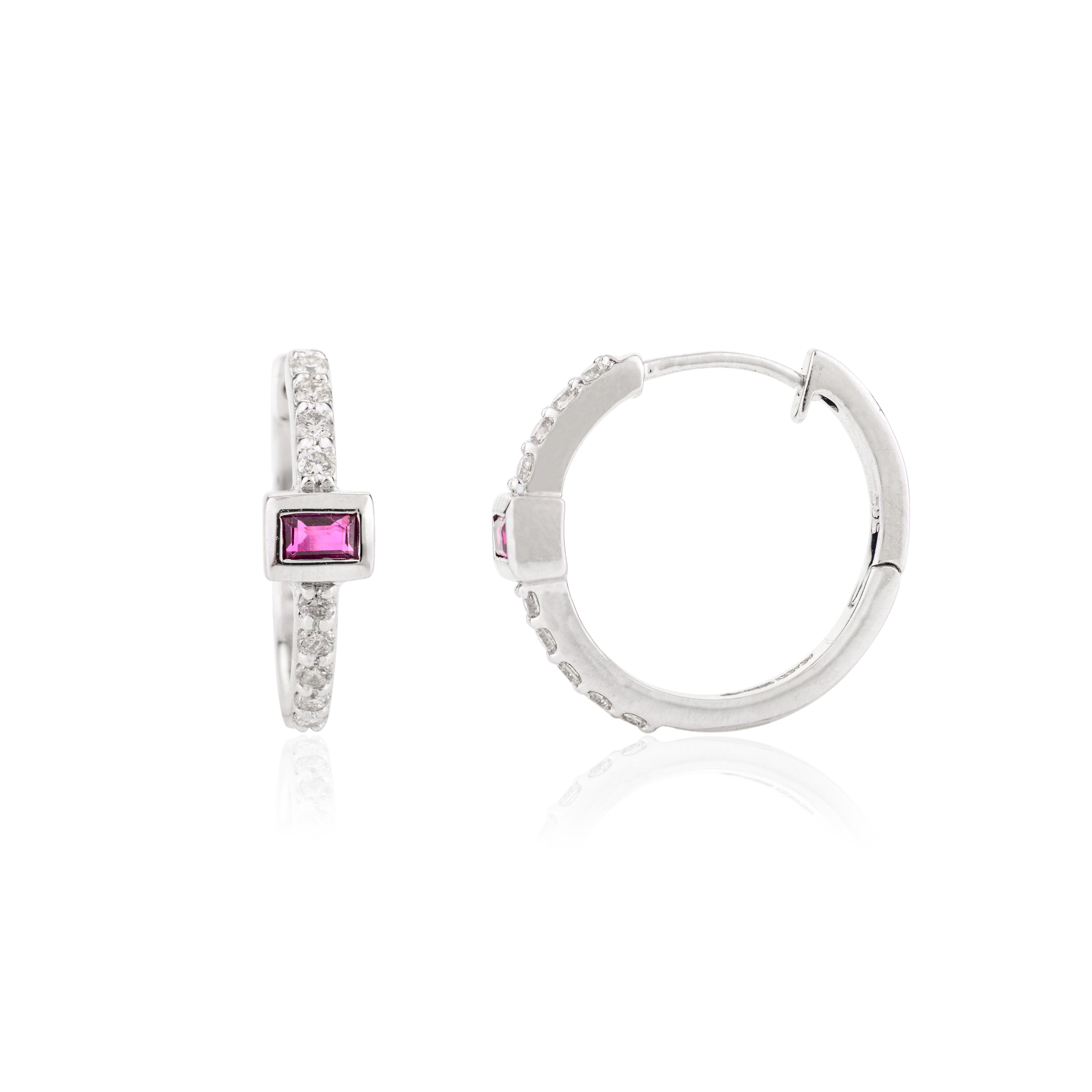 Orecchini a cerchio con rubino e diamanti Tiny Baguette per lei in oro bianco massiccio 14k in vendita 1