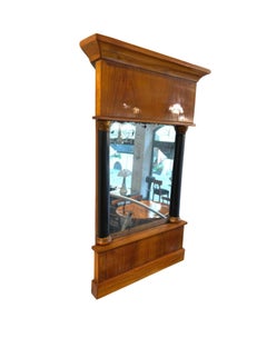 Pequeño espejo de pared Biedermeier, chapado en cerezo, Sur de Alemania circa 1820