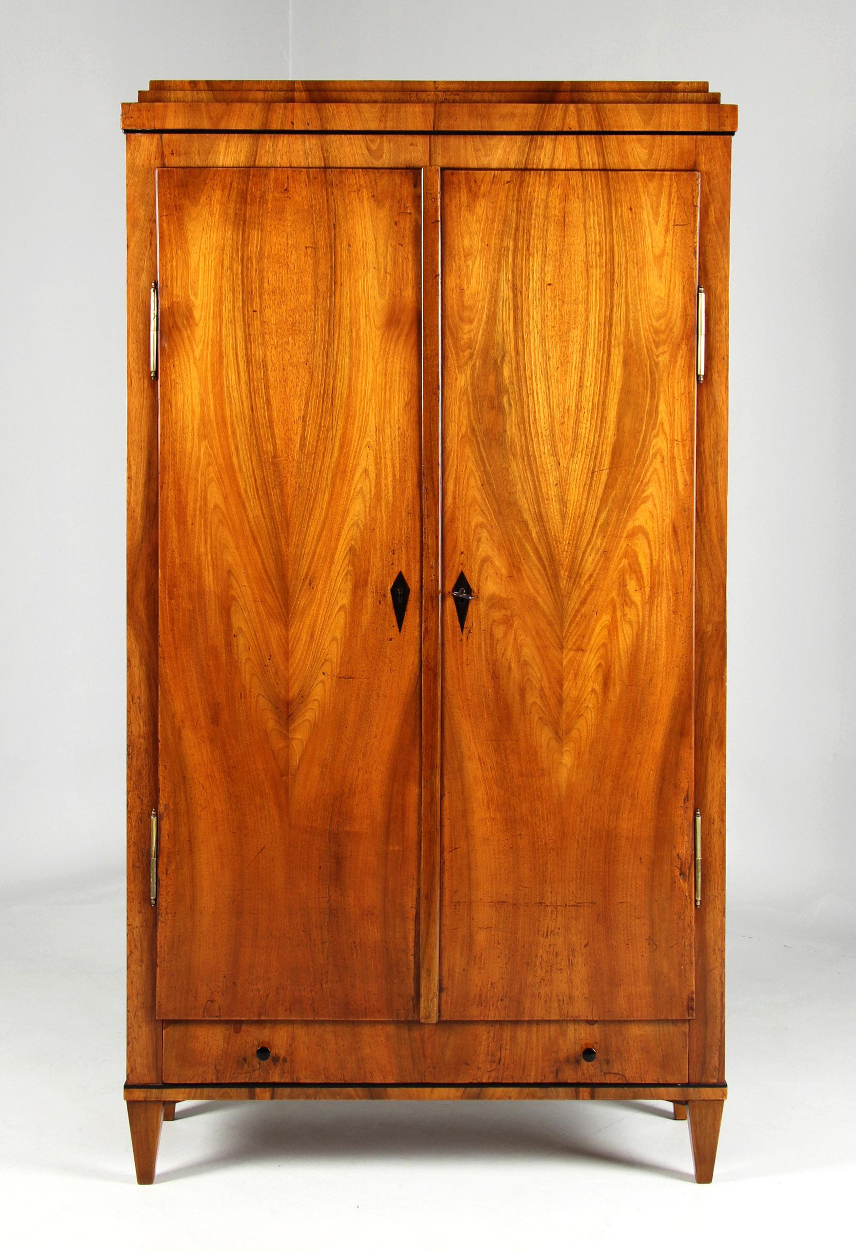 Piccolo armadio per la biancheria Biedermeier

Germania meridionale
Noce
Biedermeier circa 1815

Dimensioni: H. H. x L. x P.: 178 x 97 x 40 cm.

Descrizione:
Piccolo mobile del primo periodo Biedermeier con un bellissimo motivo di