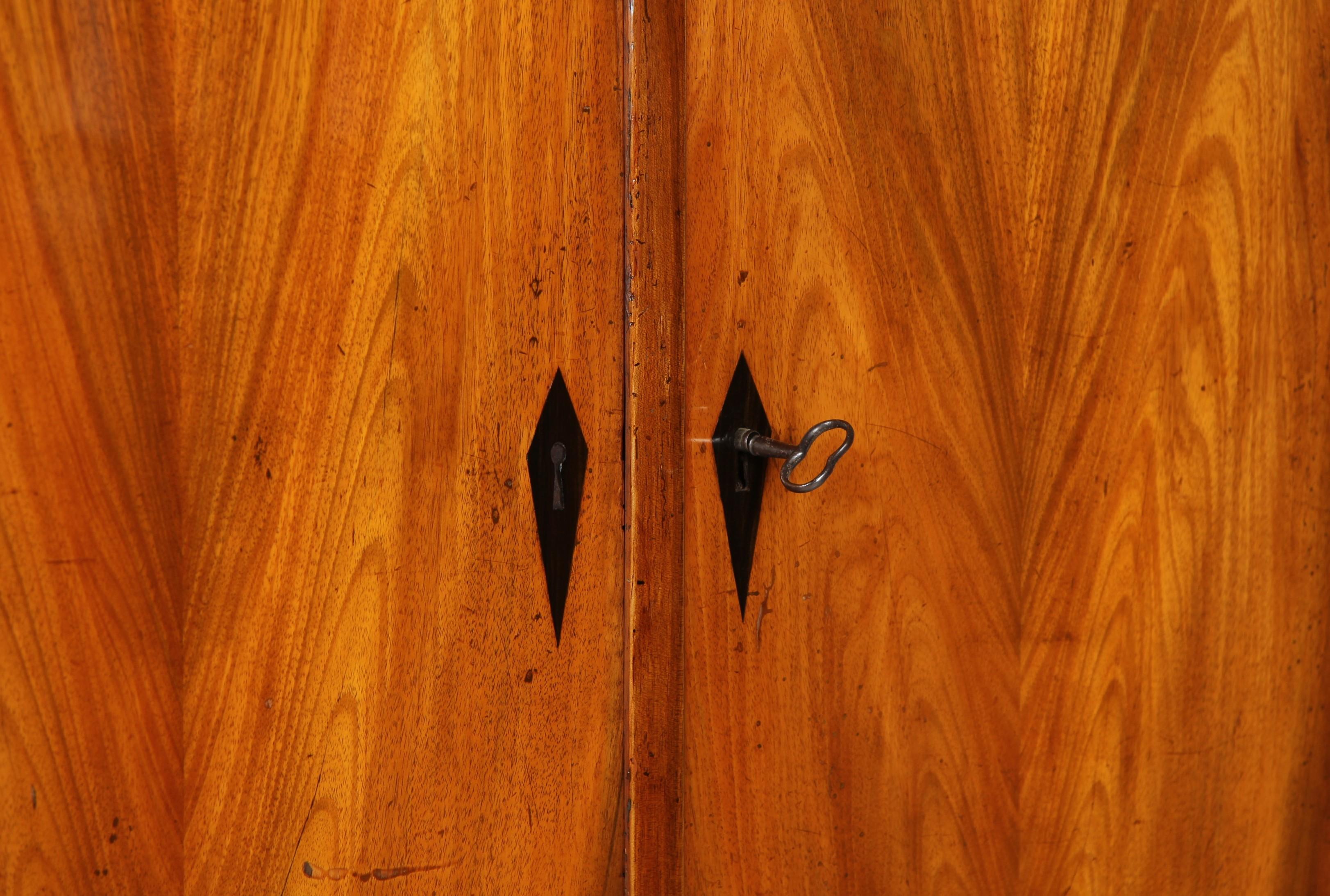 Piccolo armadio Biedermeier, credenza, Germania meridionale, inizio XIX secolo In condizioni buone in vendita a Greven, DE