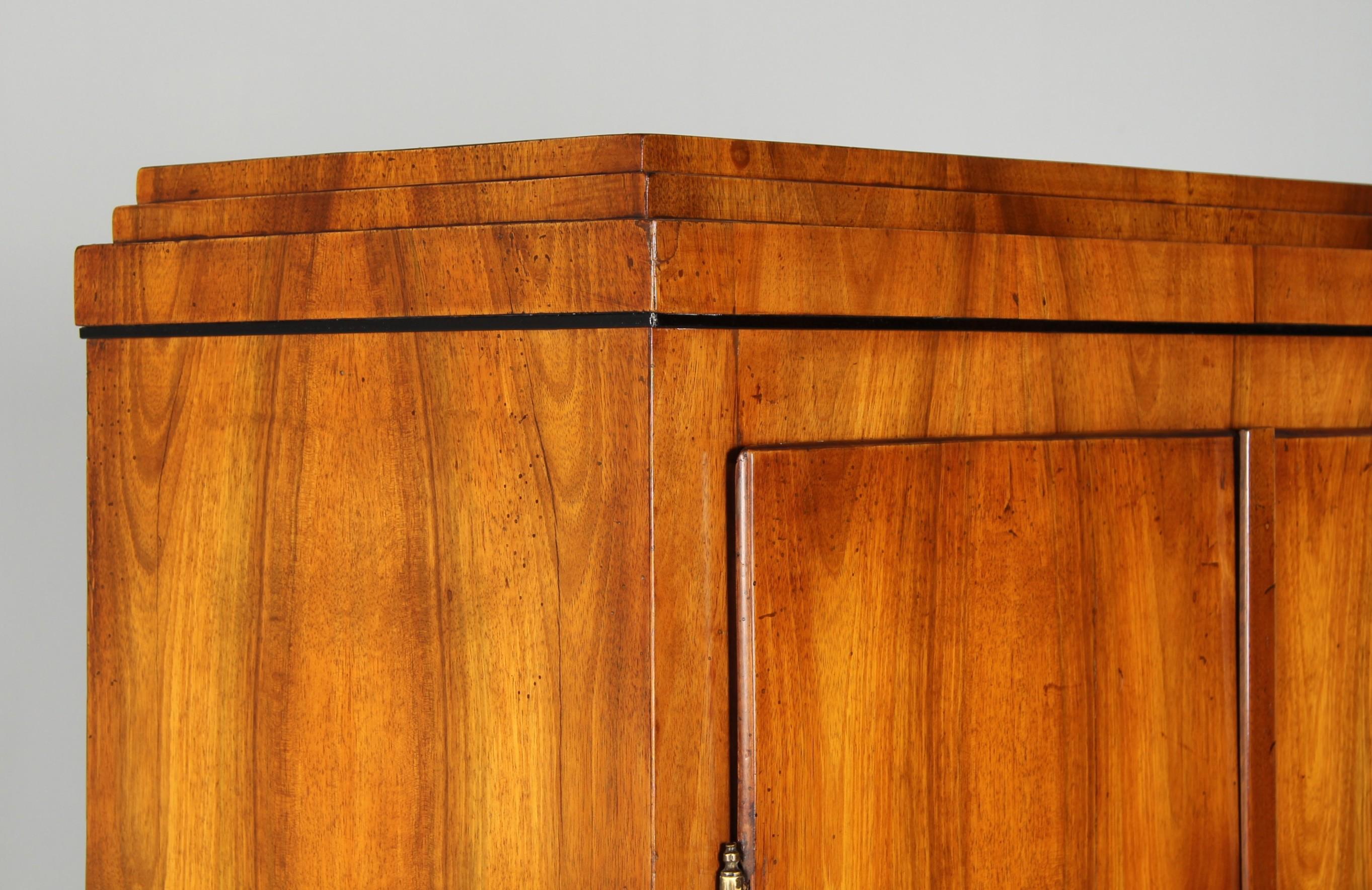 Inizio XIX secolo Piccolo armadio Biedermeier, credenza, Germania meridionale, inizio XIX secolo in vendita
