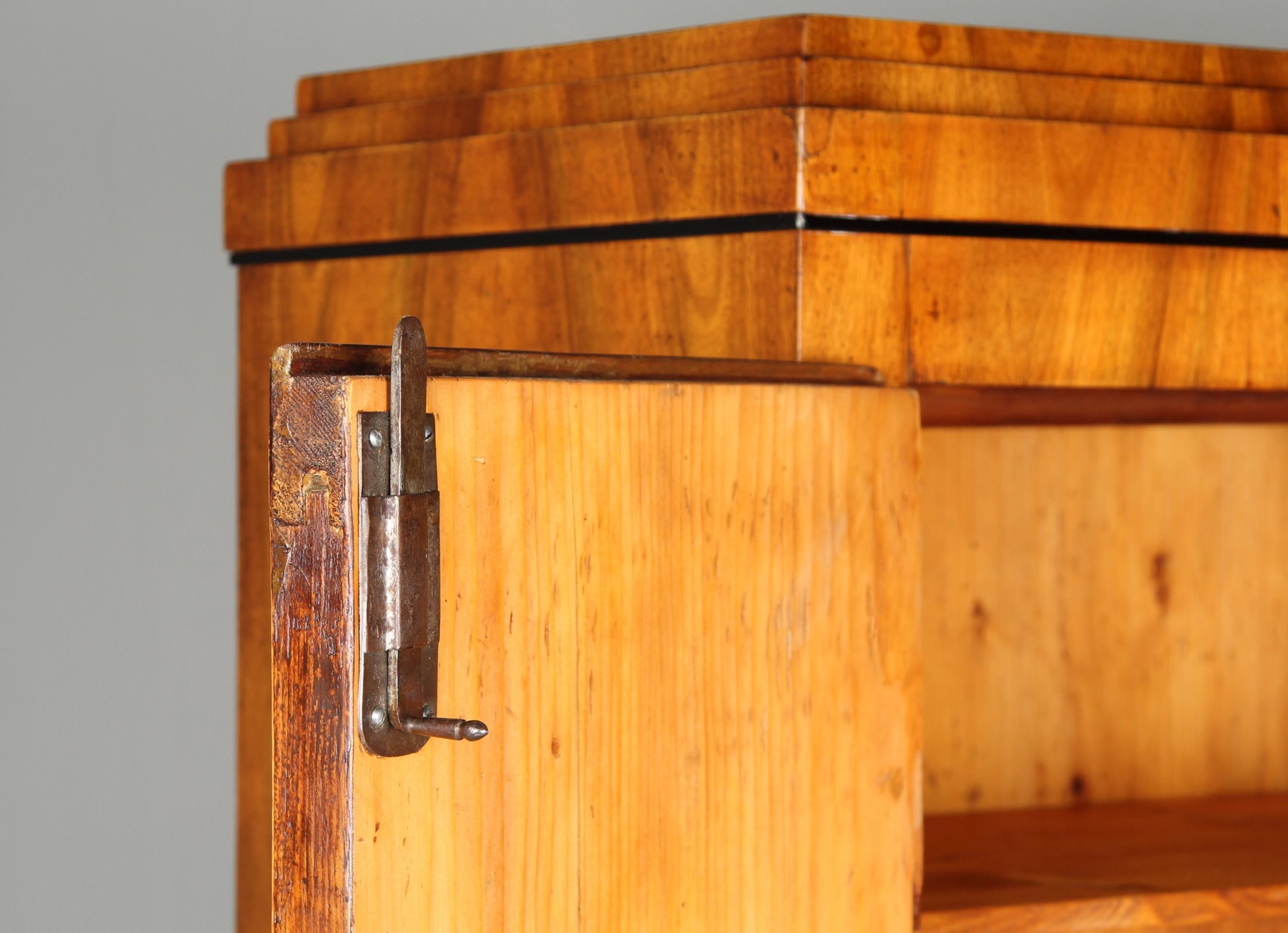 Piccolo armadio Biedermeier, credenza, Germania meridionale, inizio XIX secolo in vendita 3