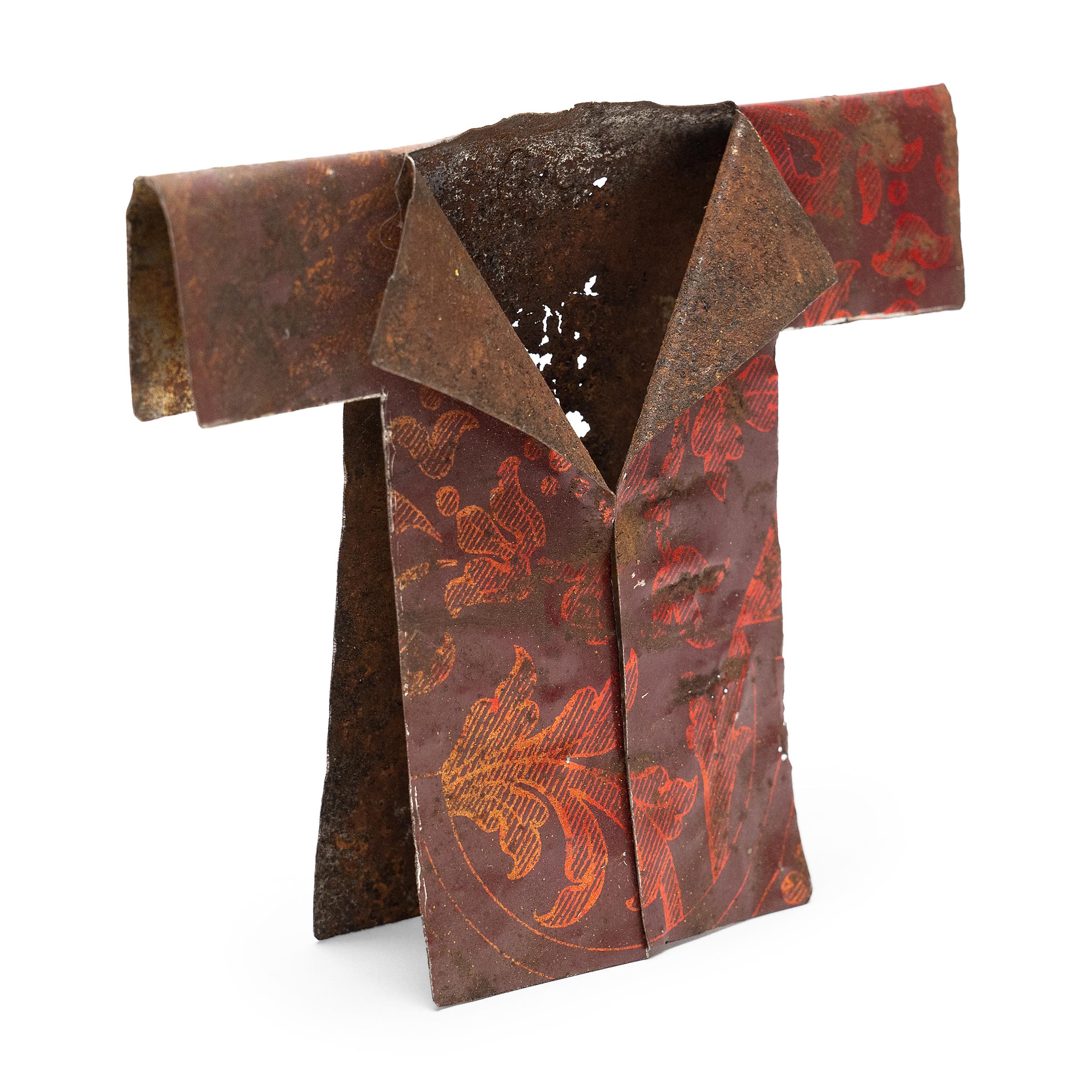 C'est en découvrant un tambour en acier usé par les intempéries et déformé pour ressembler à la manche d'un vêtement que l'artiste Gordon Chandler a eu l'idée de se lancer dans une série de sculptures en kimono formées à partir de déchets
