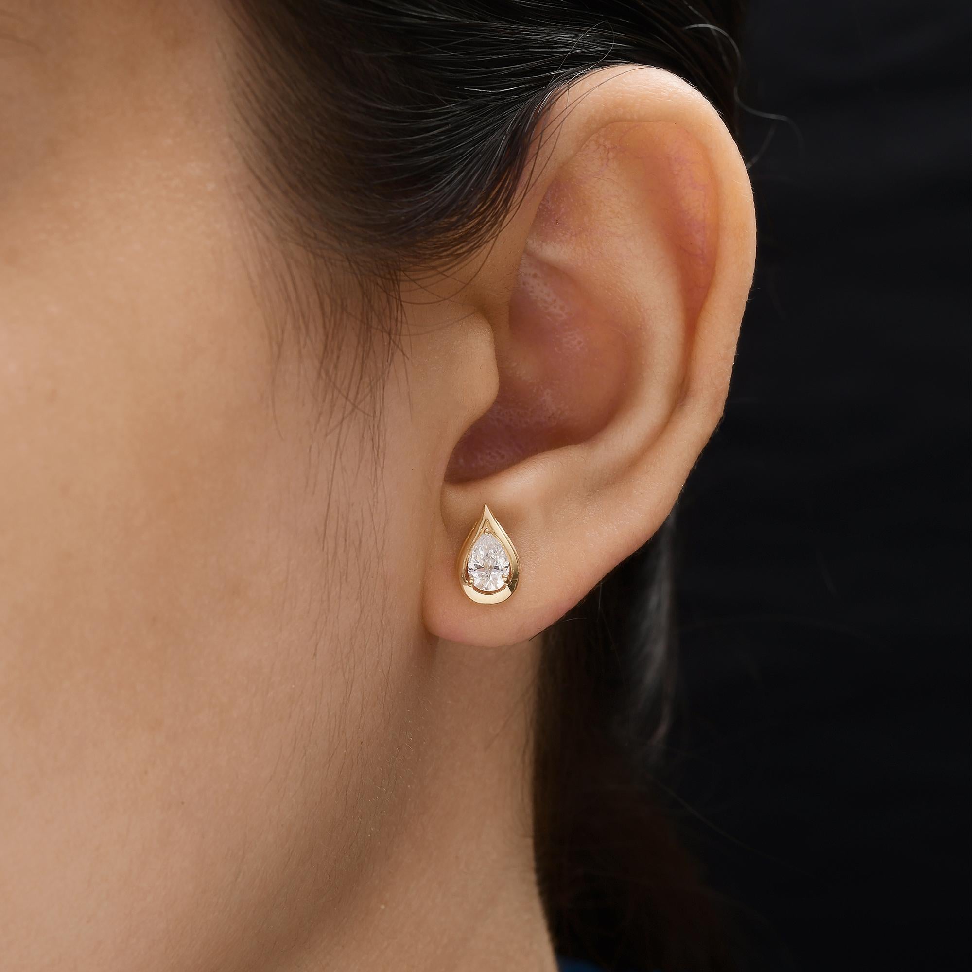 Tiny Certified Pear Cut 0.73 Carat Diamond Stud Earrings Or jaune 18 carats 
Ces boucles d'oreilles présentent un éblouissant diamant taille poire, délicatement serti dans une monture en or jaune en forme de goutte qui épouse gracieusement le