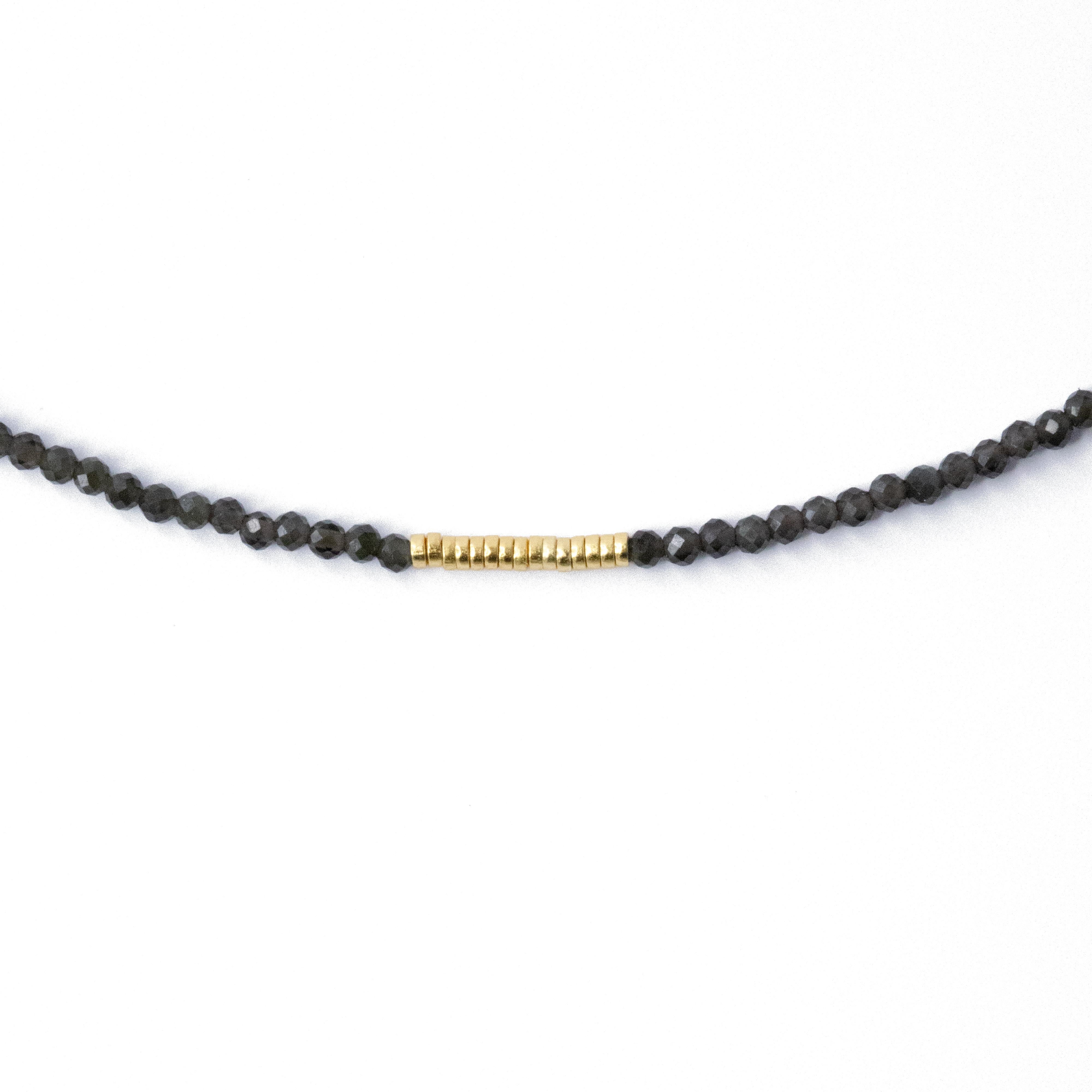 Diese zarte Tiny Charcoal Obsidian Halskette ist eine perfekte Ergänzung für jede Schmucksammlung. Die Shiny Grey Mika besteht aus hochwertigen Goldperlen und verfügt über einen atemberaubenden facettierten Obsidianstein, der jedem Outfit einen