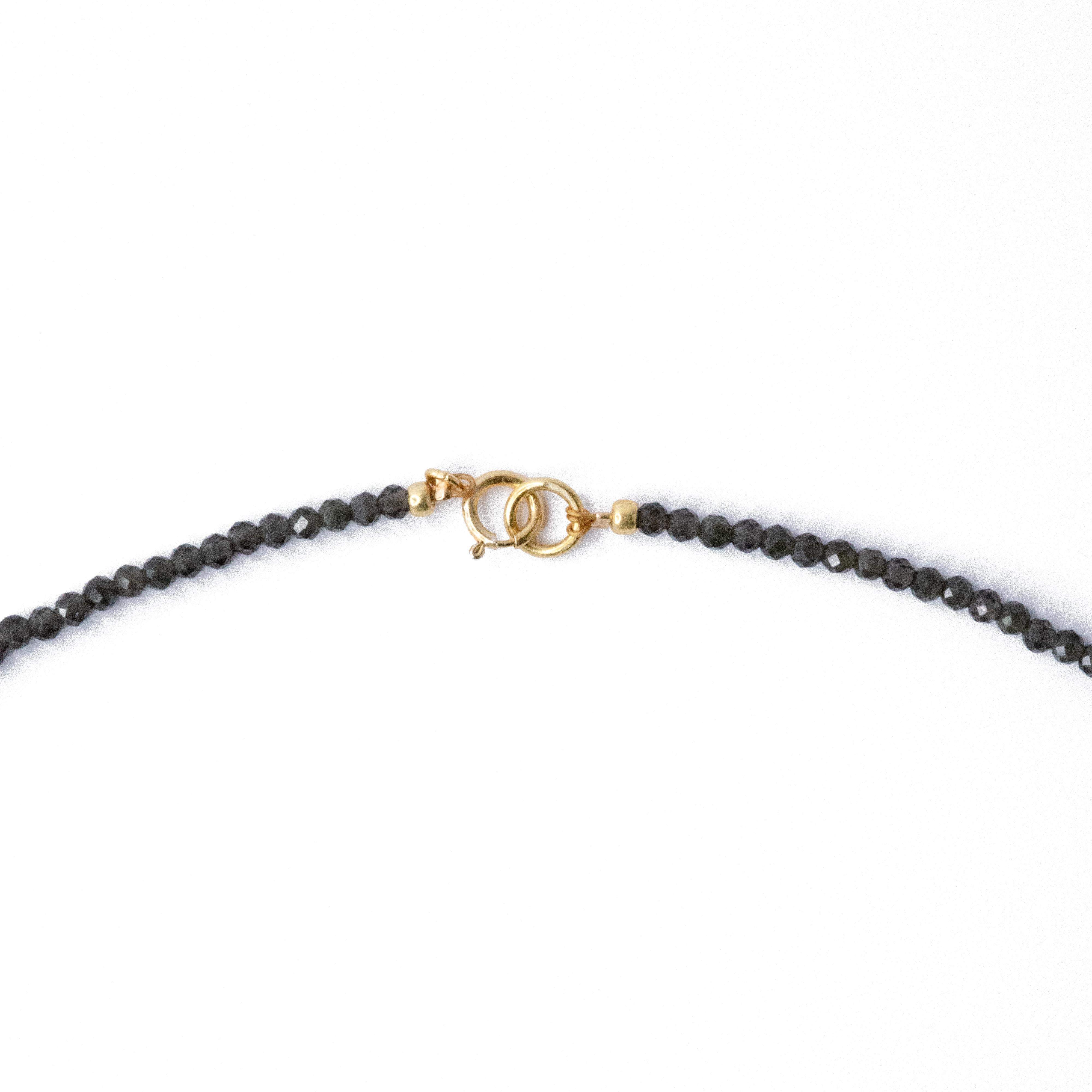 Tiny Charcoal Obsidian Halskette Gold Perlen Halskette - von Bombyx House (Kunsthandwerker*in) im Angebot