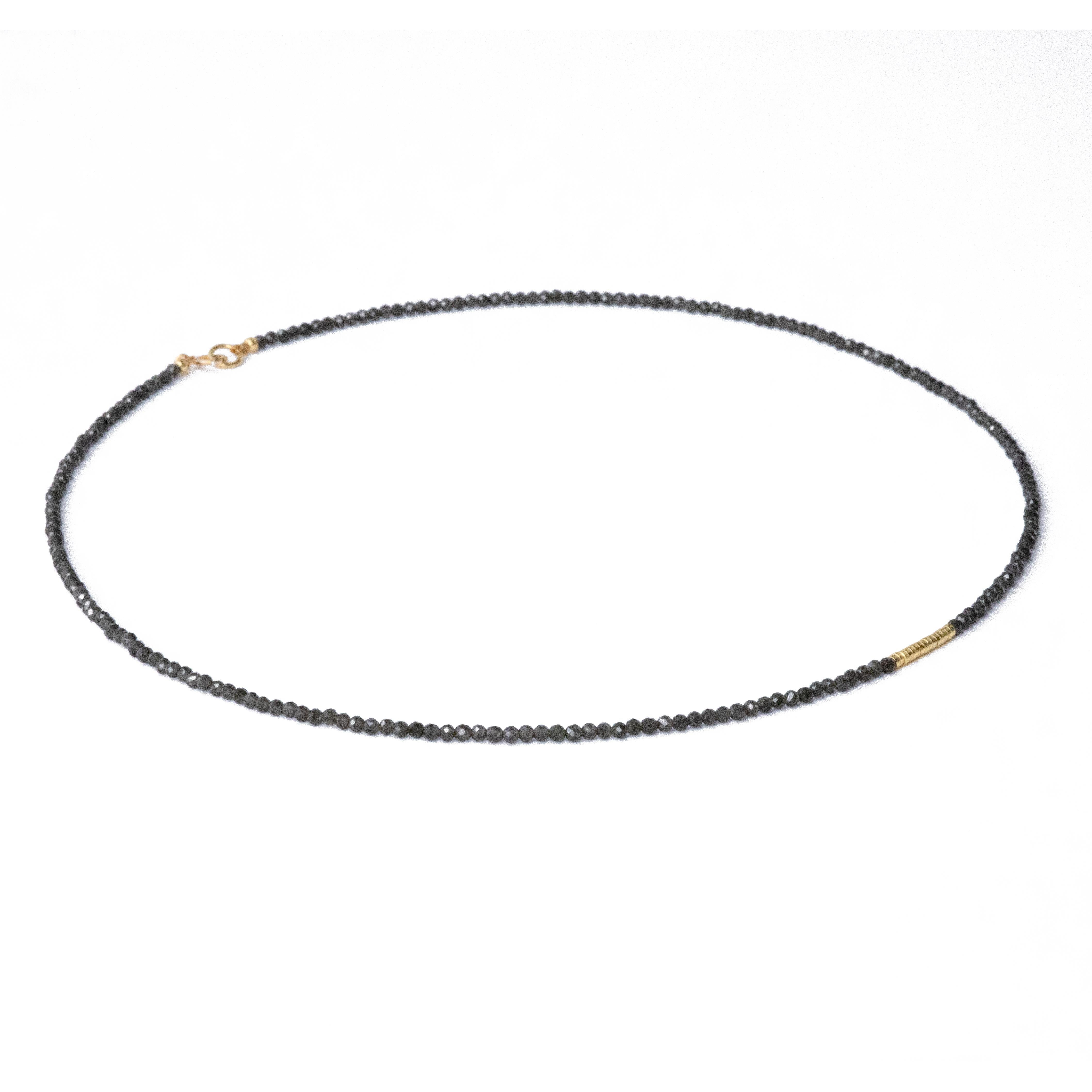 Tiny Charcoal Obsidian Halskette Gold Perlen Halskette - von Bombyx House im Angebot 1