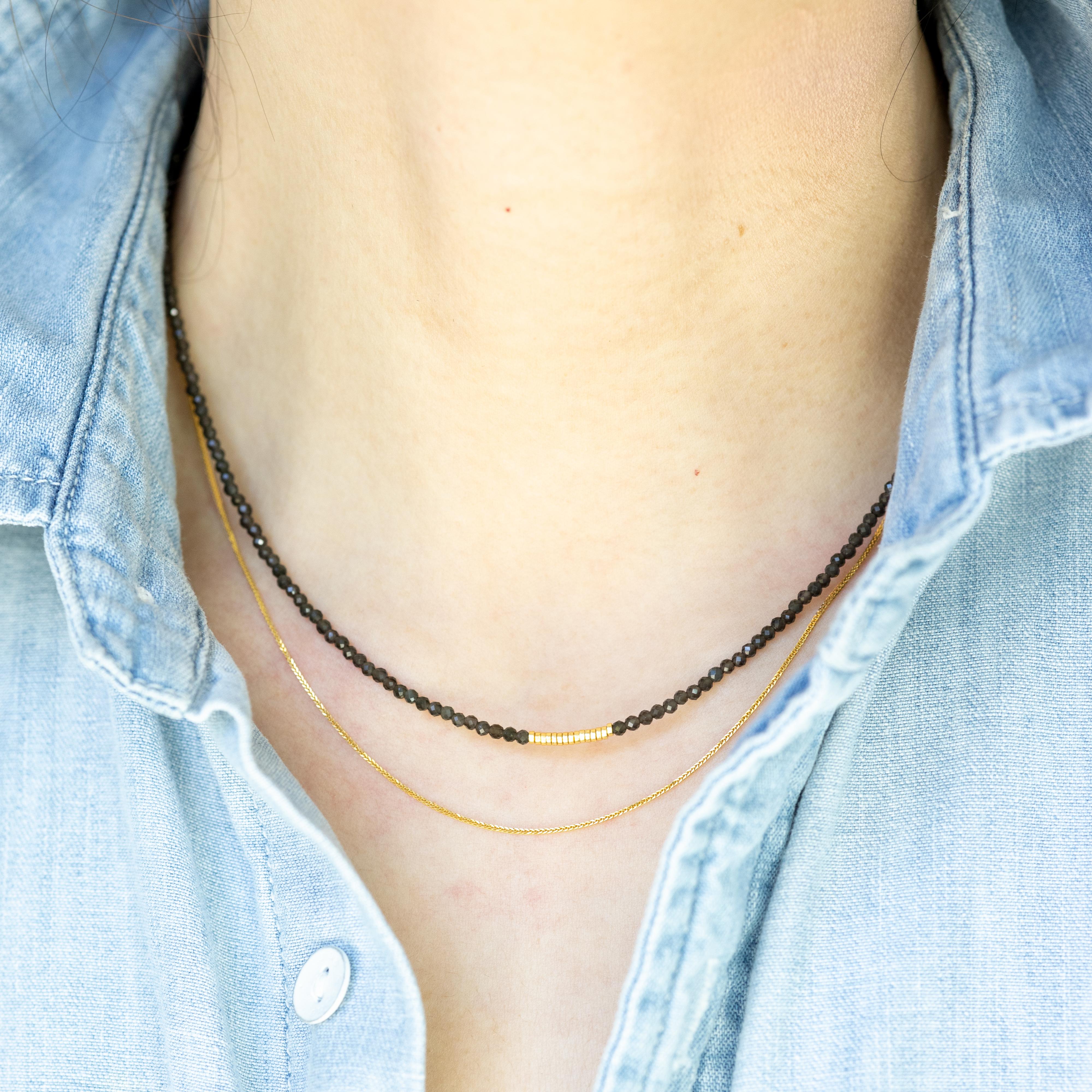 Tiny Charcoal Obsidian Halskette Gold Perlen Halskette - von Bombyx House im Angebot 3
