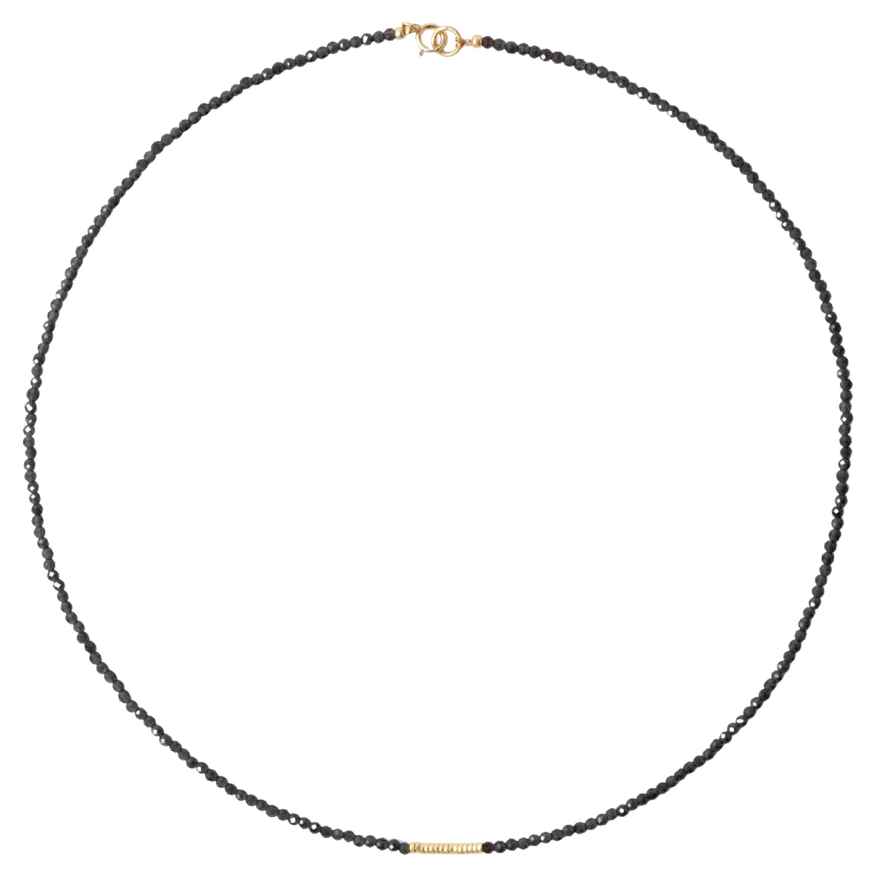 Tiny Charcoal Obsidian Halskette Gold Perlen Halskette - von Bombyx House im Angebot