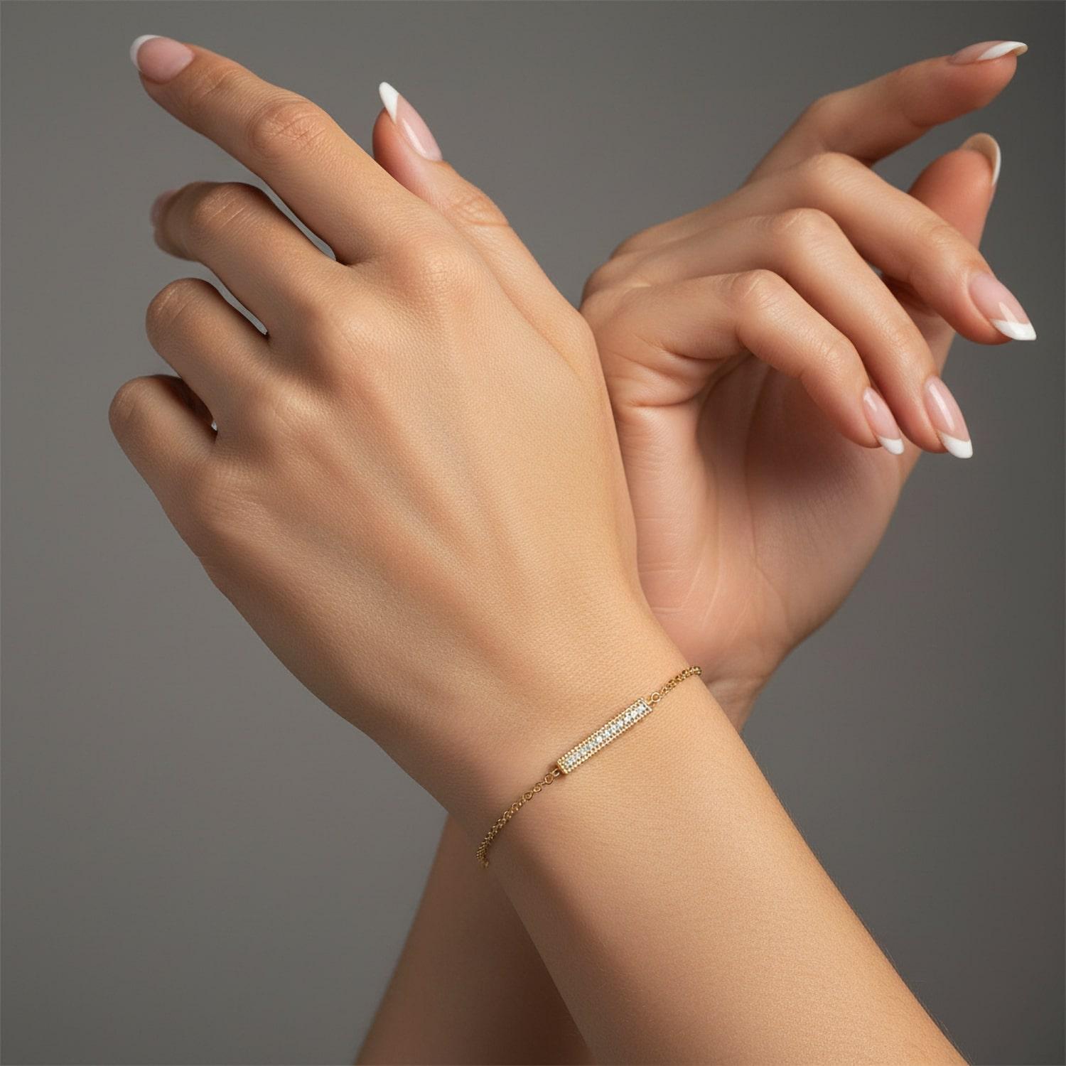 Parfait pour être superposé ou porté seul, ce bracelet est suffisamment polyvalent pour être porté tous les jours tout en étant sophistiqué. Indispensable à tout amateur de bijoux, cette pièce allie beauté classique et style moderne.

Informations