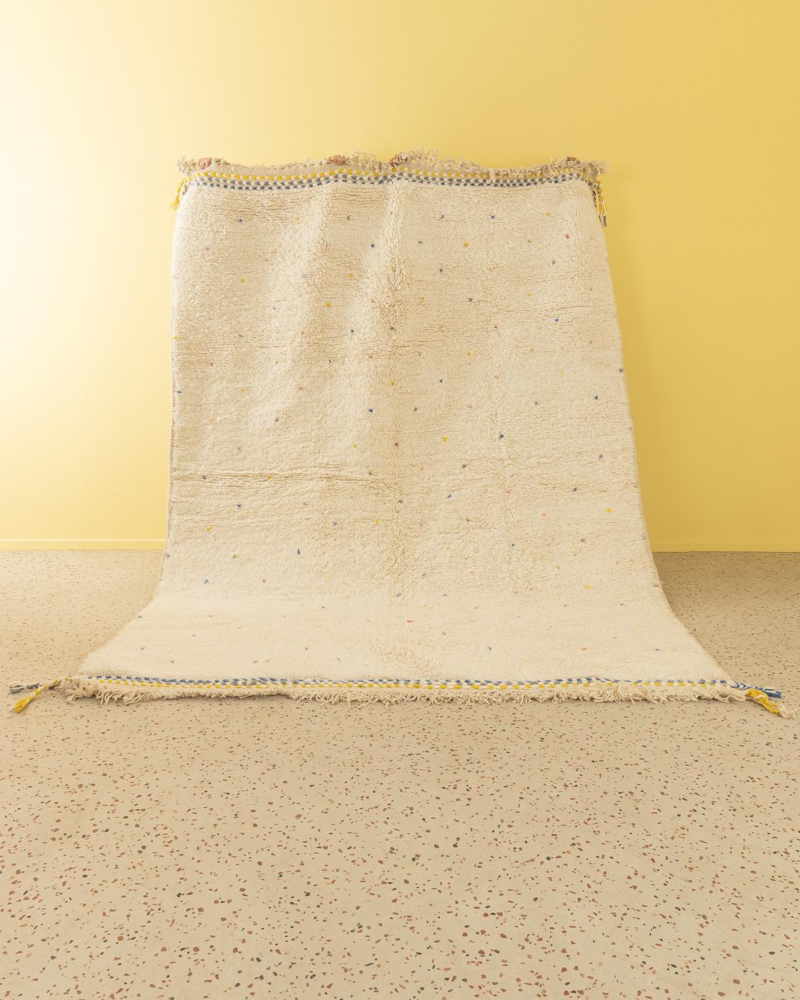 Tiny Dots ist ein moderner Teppich aus 100 % Wolle - dick und weich, angenehm zu tragen. Unsere Berberteppiche werden von Amazigh-Frauen im Atlasgebirge handgewebt und handgeknüpft. Diese Gemeinschaften stellen schon seit Tausenden von Jahren