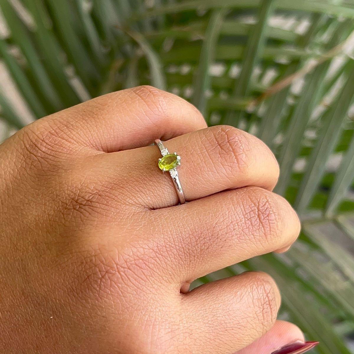 For Sale:  Tiny Everyday Oval Green Peridot with CZ Gift Ring for Women Gift in 925 Silver 2