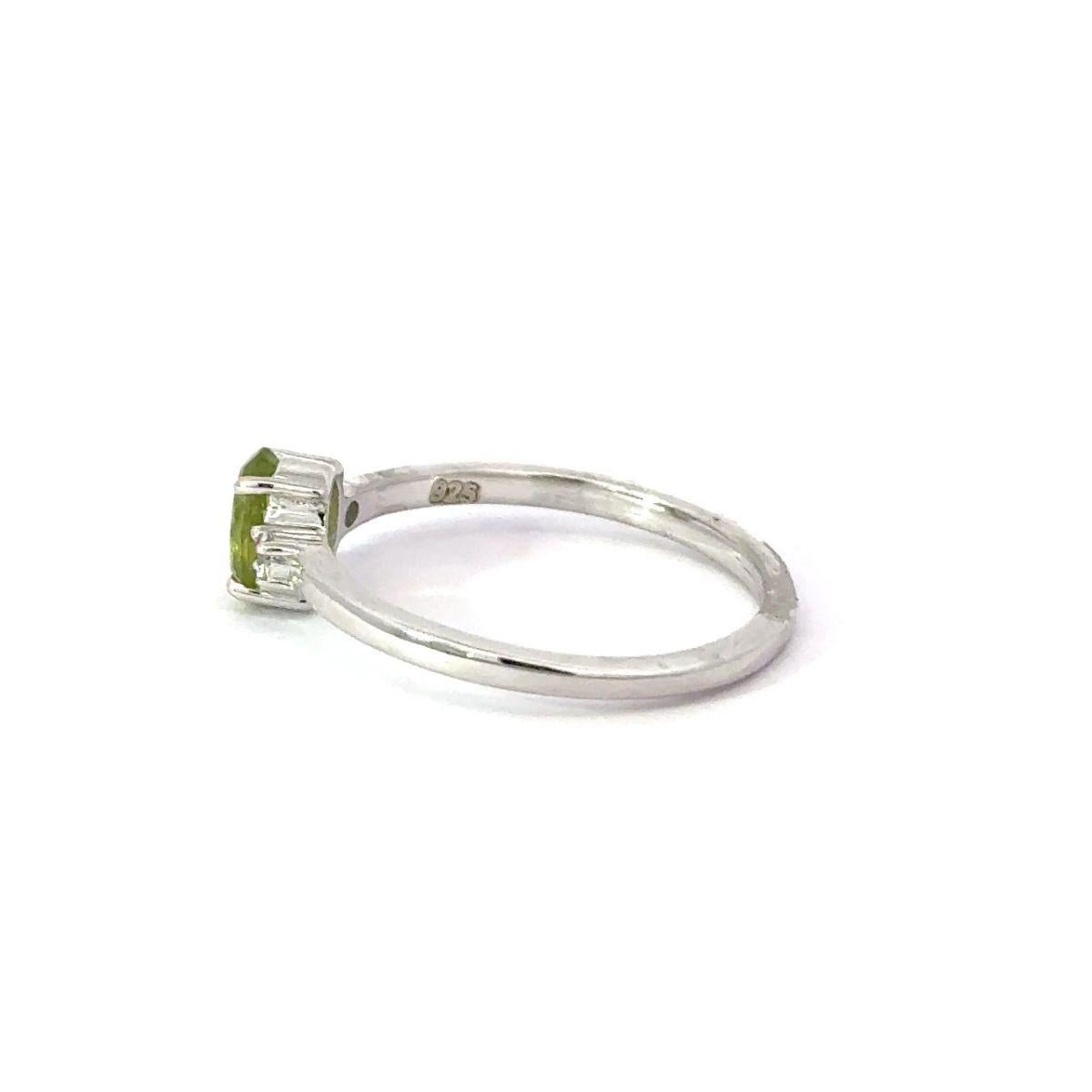 For Sale:  Tiny Everyday Oval Green Peridot with CZ Gift Ring for Women Gift in 925 Silver 3
