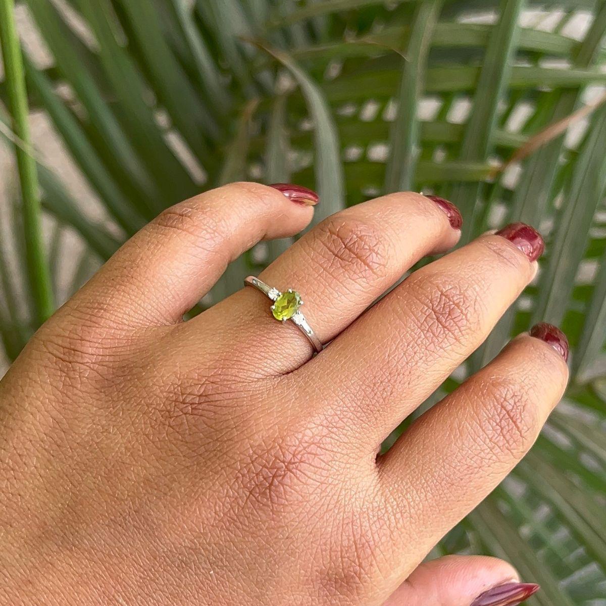 For Sale:  Tiny Everyday Oval Green Peridot with CZ Gift Ring for Women Gift in 925 Silver 4
