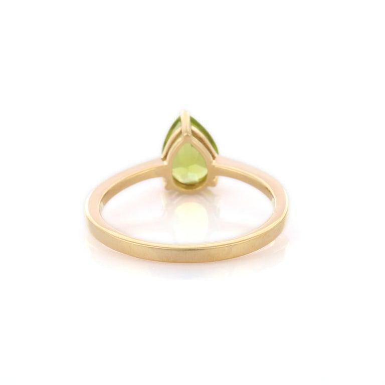 Im Angebot: Tiny Everyday Solitär-Ring aus 14k massivem Gelbgold mit birnenförmigem Peridot () 3