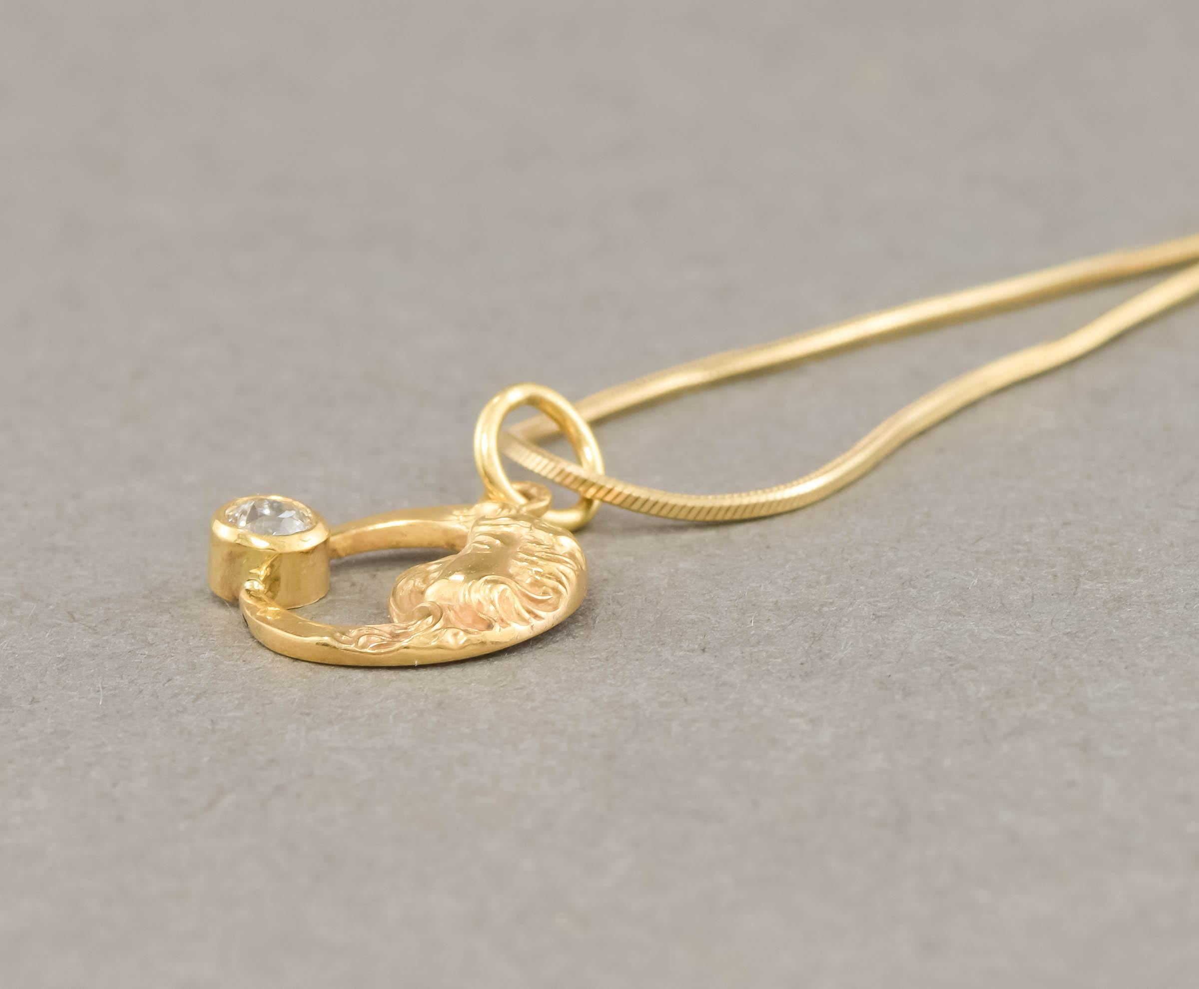 Tiny Gold Celestial Charm Halskette - Jugendstil „Lady in the Moon“ mit Diamant für Damen oder Herren